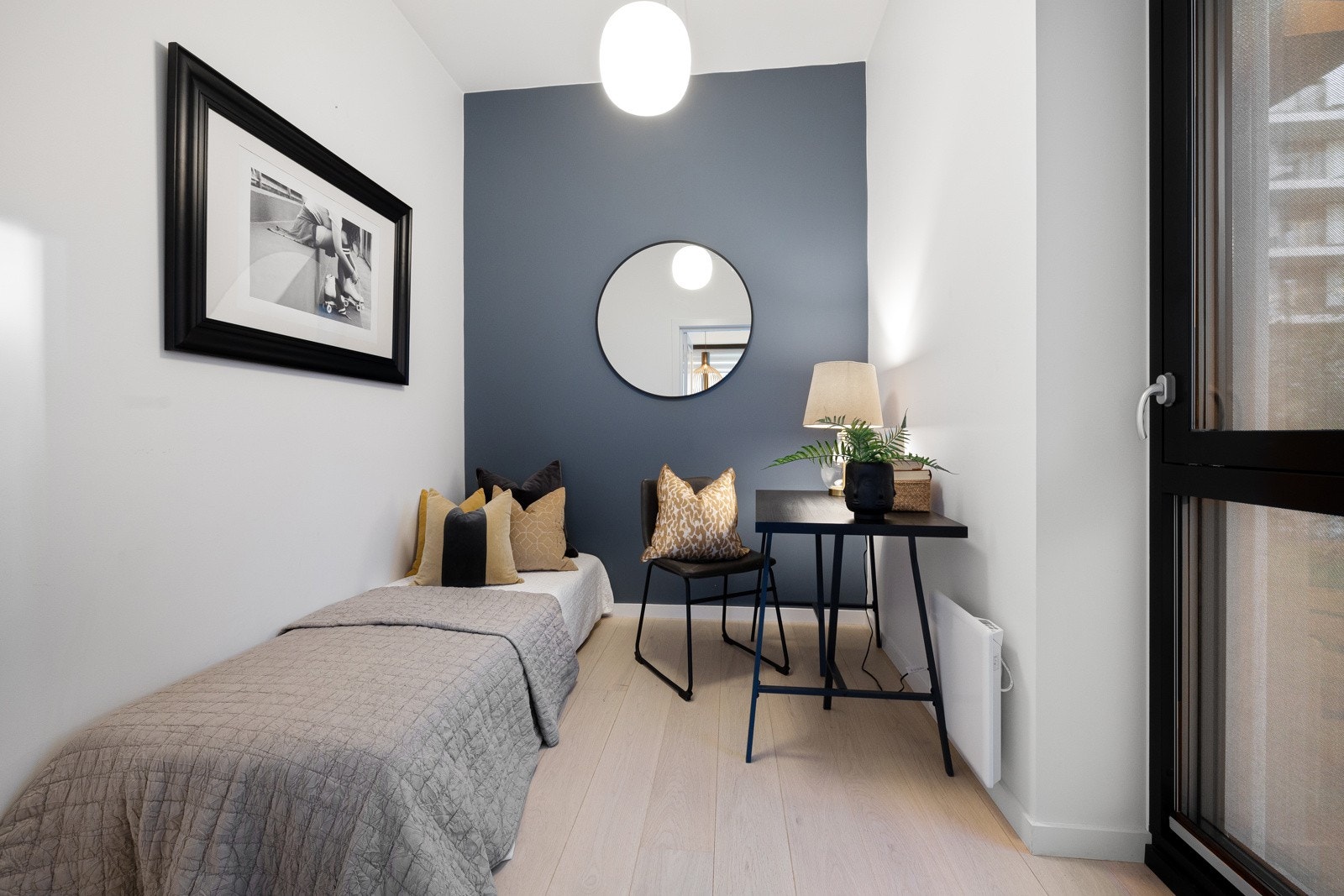 Soverom 2 av god størrelse. Gjesterom eller kontor, mulighetene er mange. Galleribilde