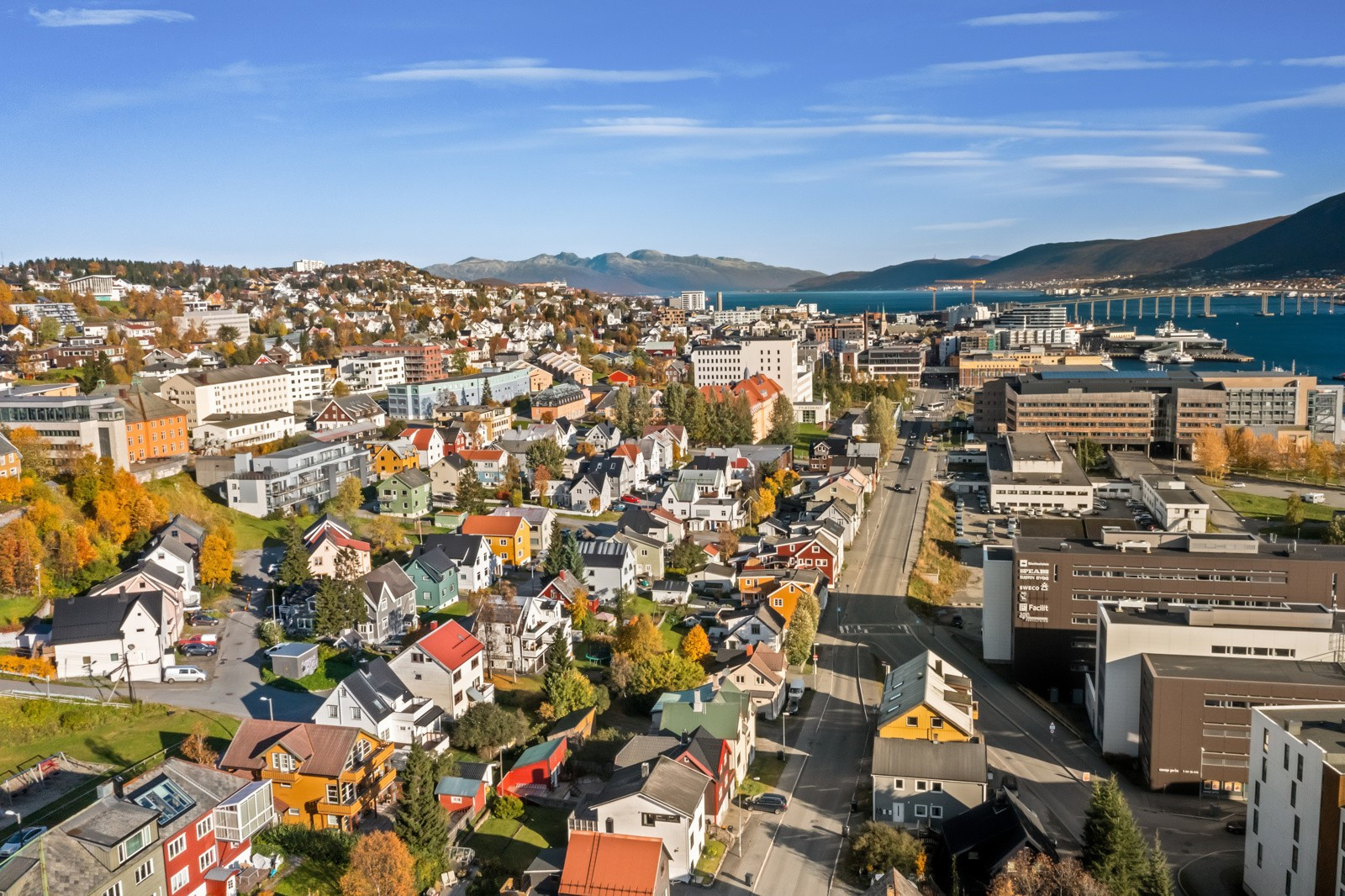 Busstopp like ved med direkte bussforbindelser til bl.a. UiT/UNN og Giæverbukta (Langnes) og Tromsø sentrum.