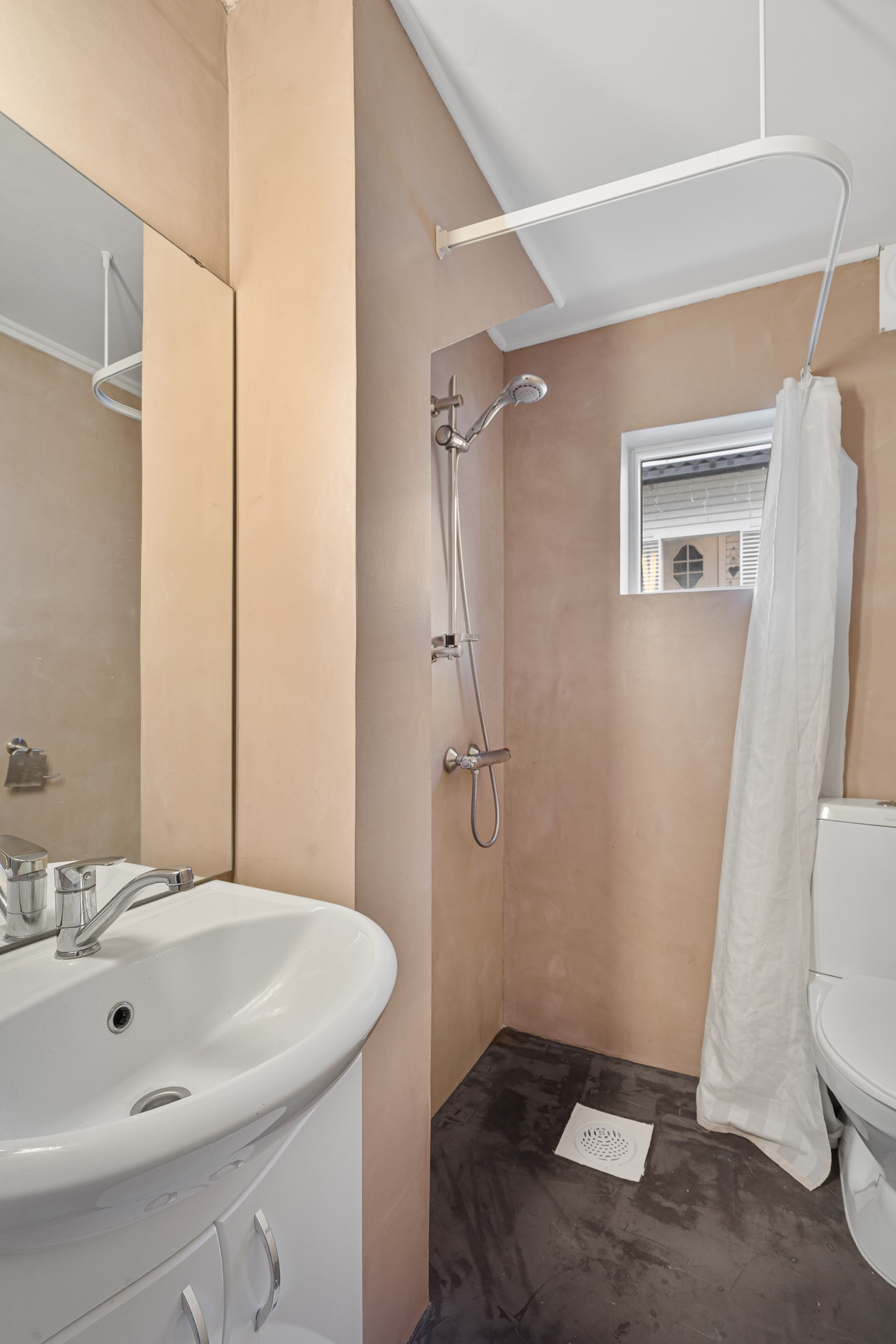 Badet i 1. etasjen er nylig oppgradert med mikrosement på både gulv og vegger.