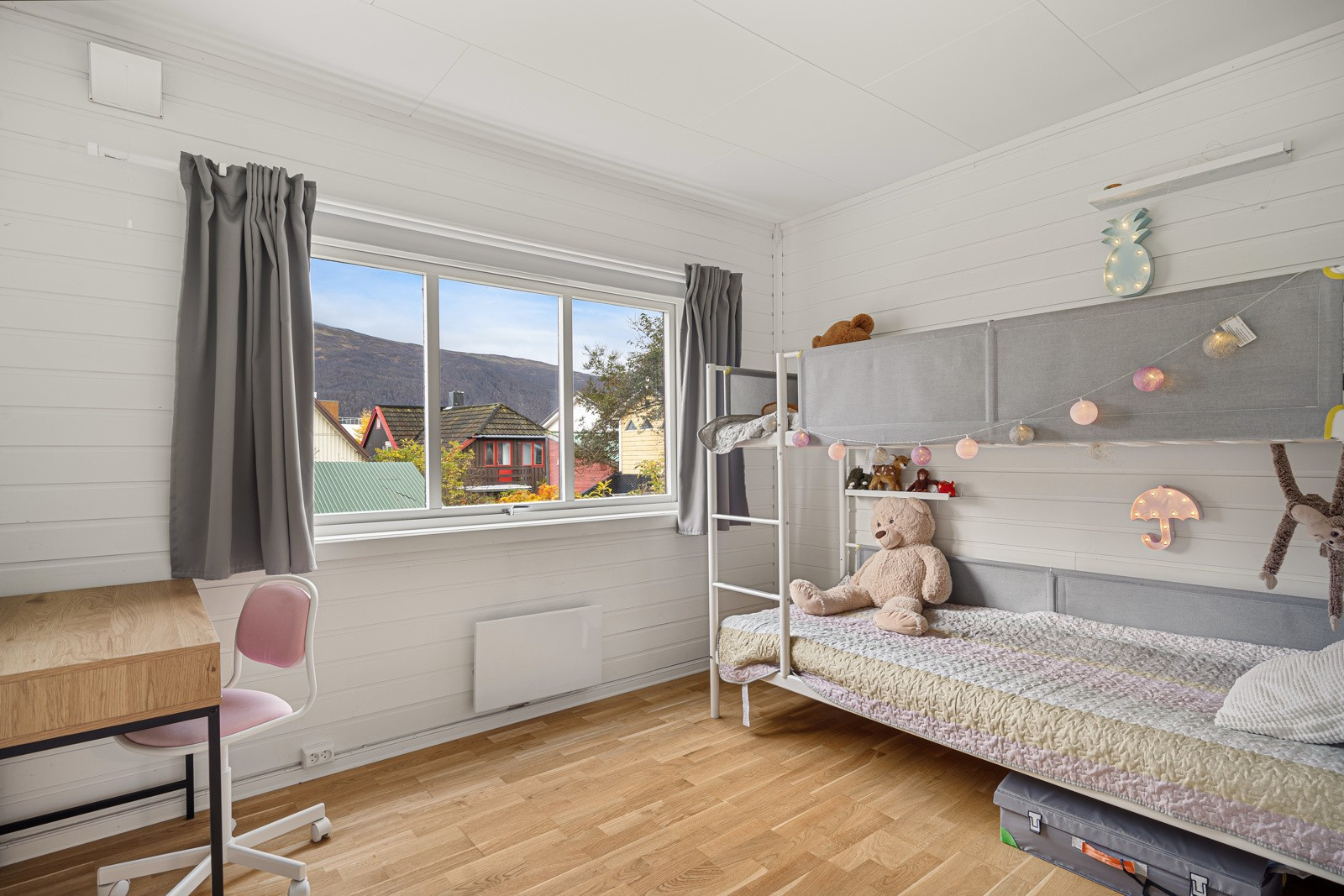 Begge soverommene vender ut mot stille og rolige omgivelser.