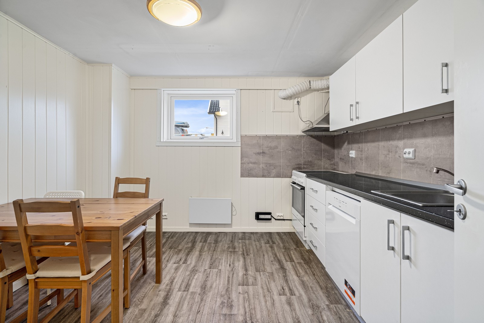 Kjøkkenet ble satt inn i 2018 og framstår moderne.