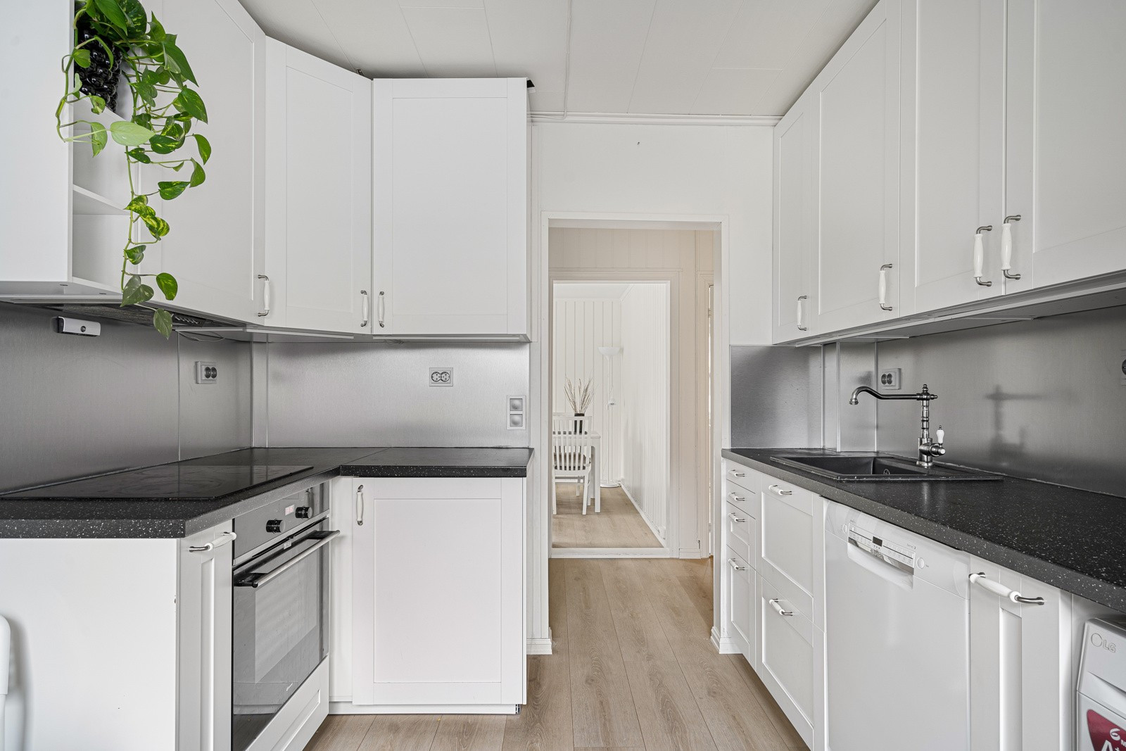 Kjøkkenet framstår moderne og har god skap- og benkeplass.