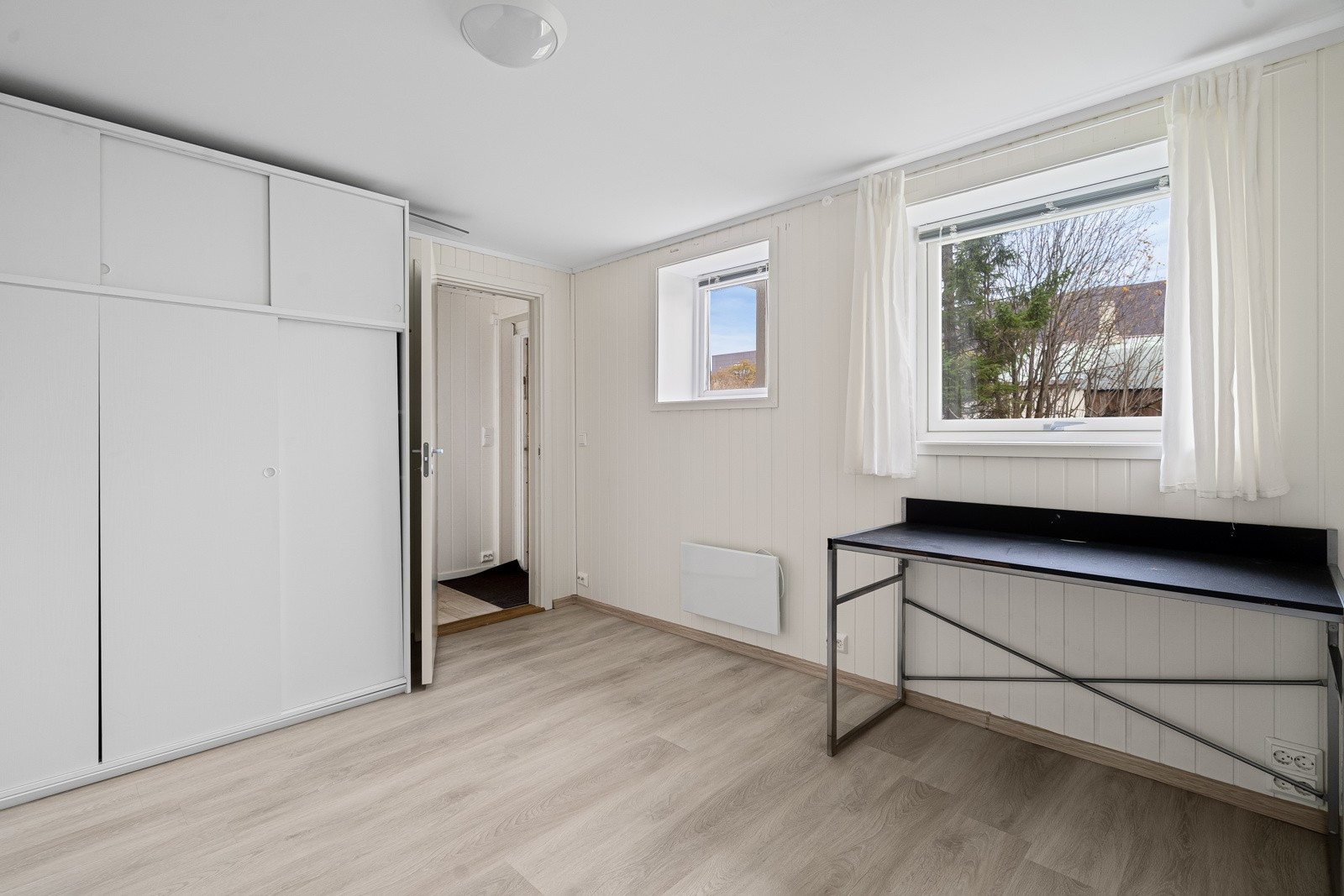 To store soverom i hybeldelen. Soverom mot sør er ikke søkt bruksendret hos Tromsø kommune.