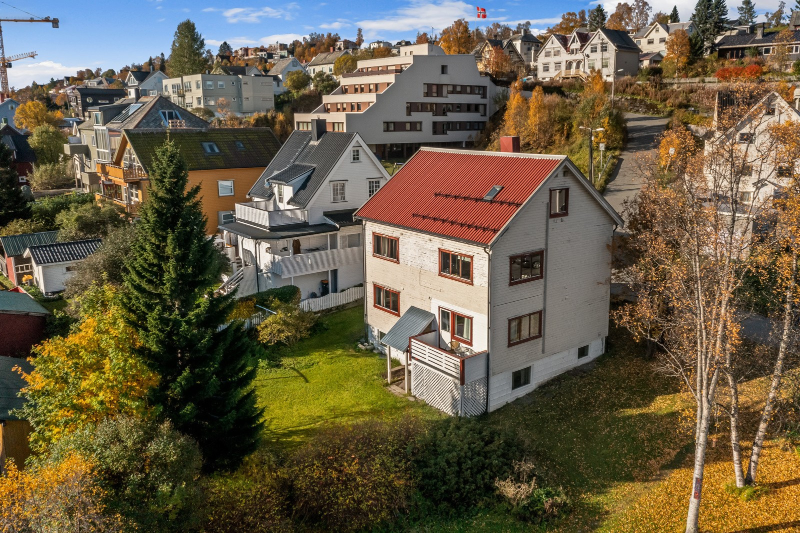 En oppgradert og sentrumsnær halvpart av tomannsbolig med hybeldel.