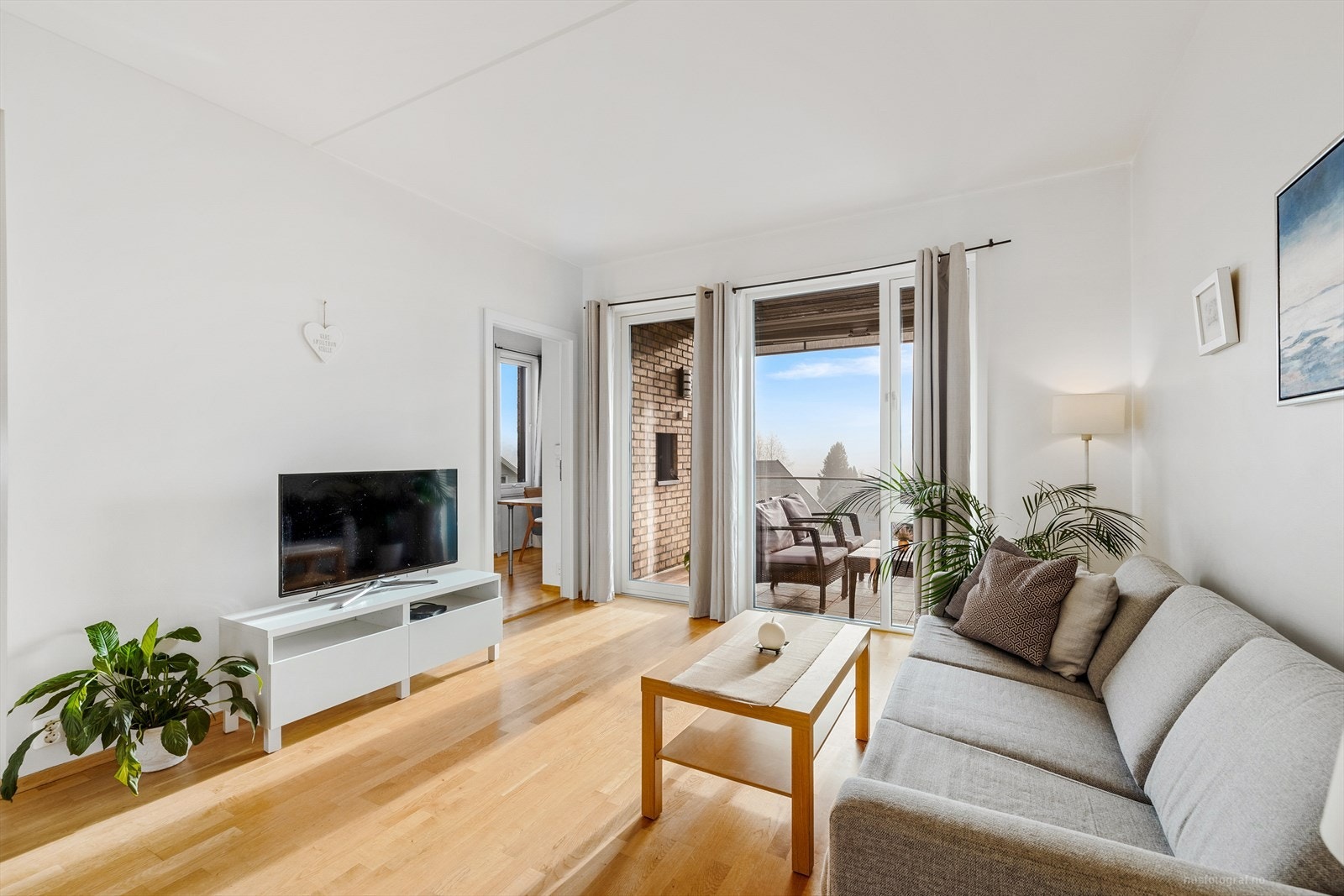 Stue med store vinduer og utgang til terrasse Galleribilde