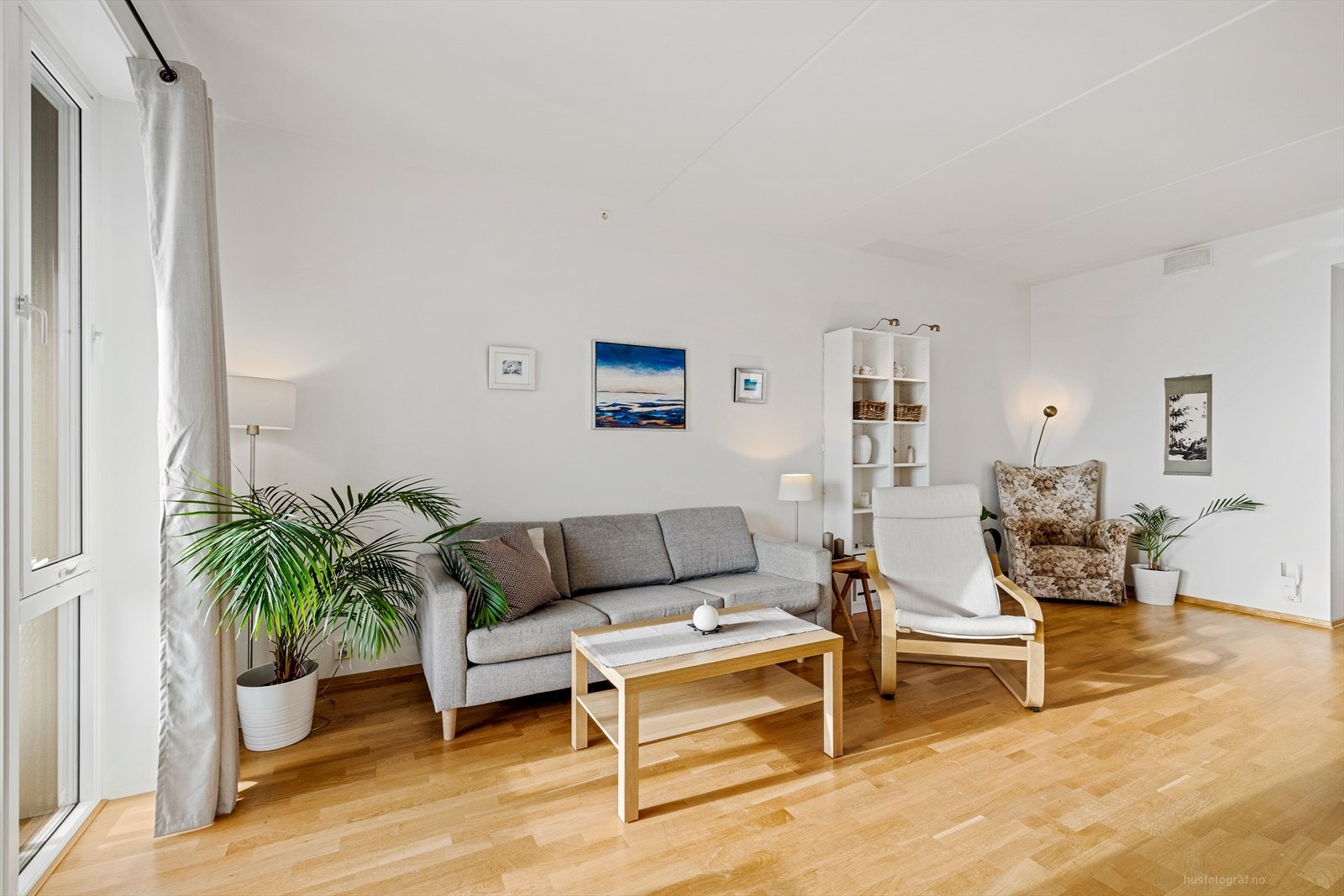 Stuen er enkel å møblere og har god plass Galleribilde