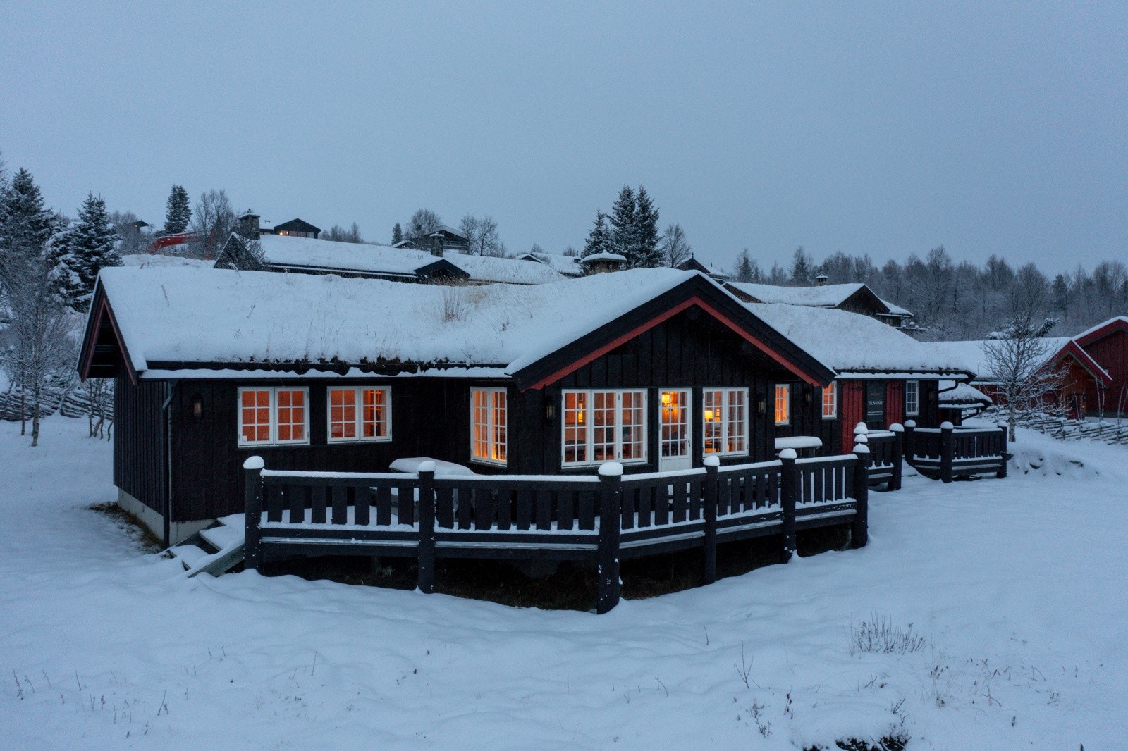 Eiendommen har nesten umiddelbar nærhet til skiløypa, og det er gangavstand til Beitostølen sentrum med restauranter, puber, dagligvarebutikker, sportsbutikker med mer. Galleribilde