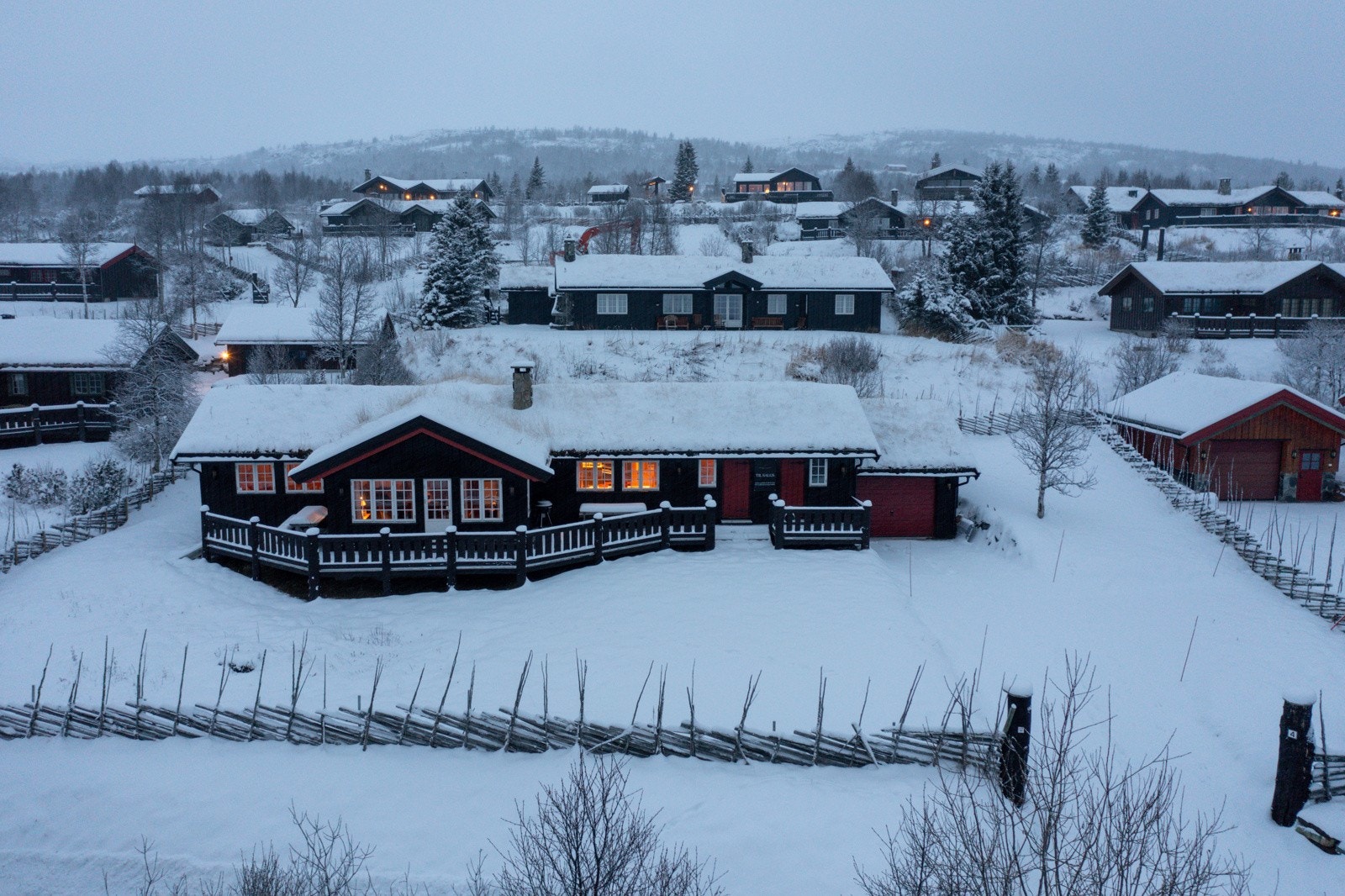 Eiendommen er på 1113,7 kvm og er inngjerdet med flott skigard. Galleribilde