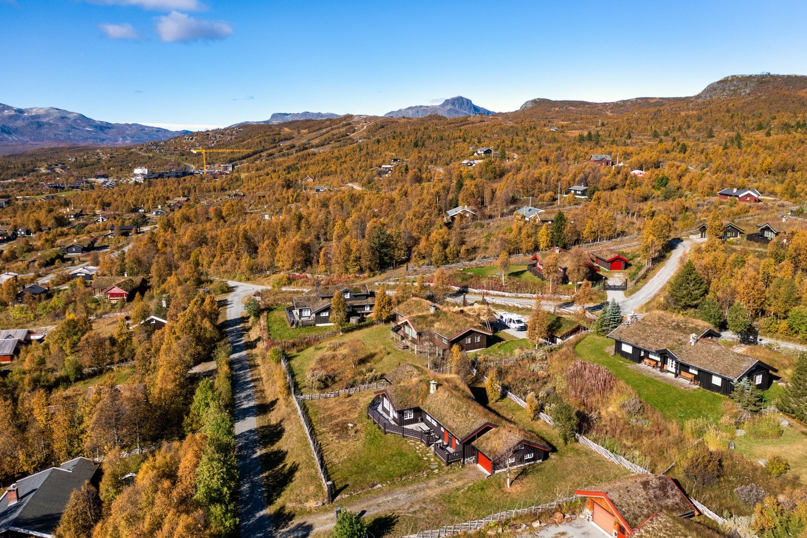 På sommeren kan du bestige Bitihorn, Besseggen og Rasletind, eller ta en familievennlig båttur med MB Bitihorn langs det vakre fjellvannet Bygdin. Galleribilde
