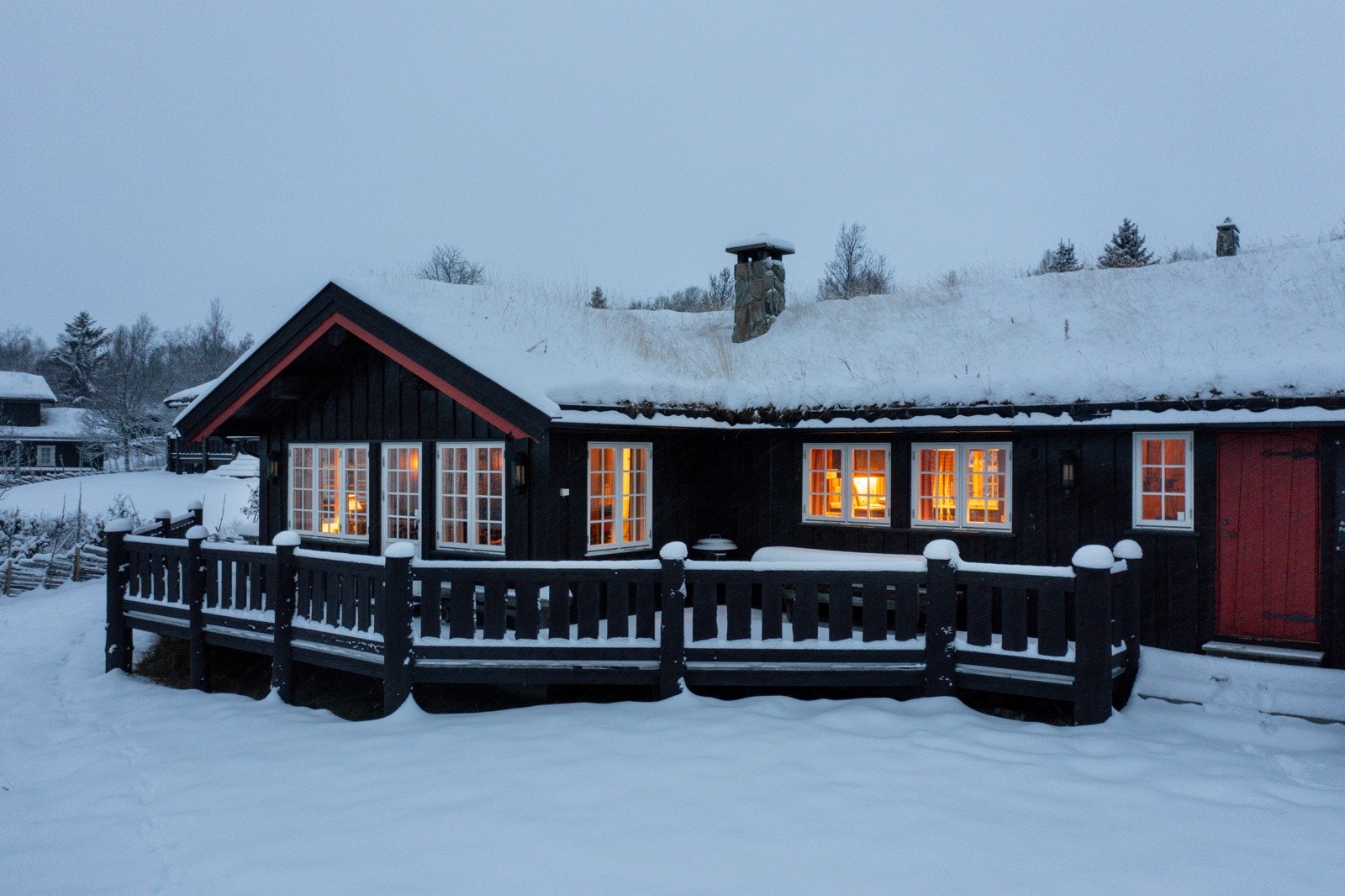 Terrassen ligger sydvendt med meget gode solforhold og flott utsikt. Terrassen har flere soner med plass til sittegruppe. Galleribilde