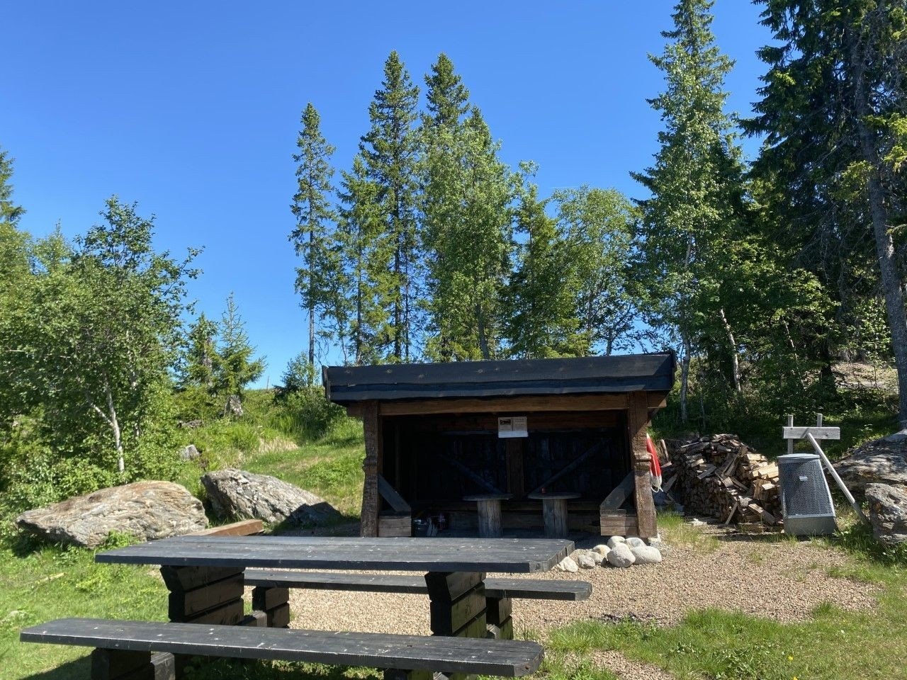 Området har fine friområder, med gapahuk og bord/benker rundt sjøen. Galleribilde