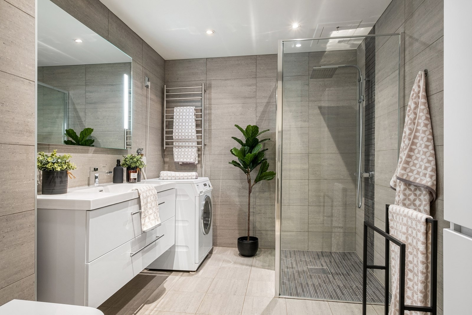 Stilrent flislagt bad som ble oppgradert med nye fliser og innredning i 2018. Galleribilde