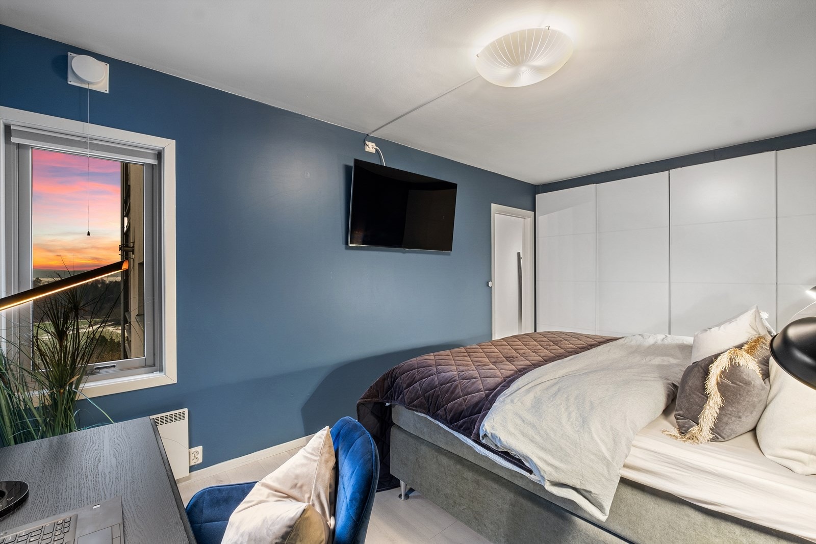 God lagringsplass med garderobe langs hele den ene veggen. Galleribilde