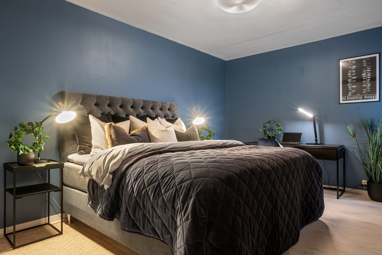 Stort og flott hovedsoverom med god plass til seng og nattbord. Galleribilde