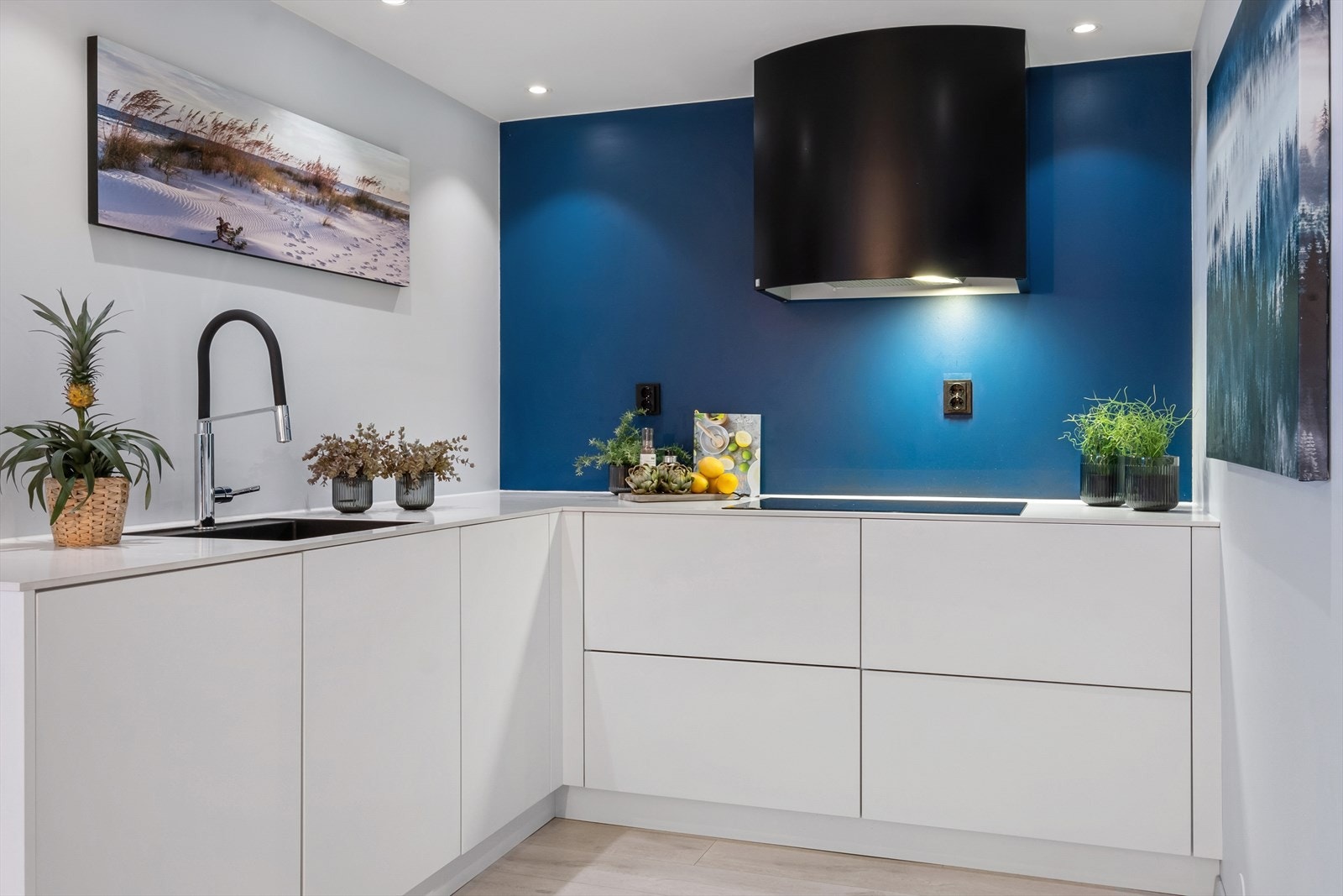 Kjøkkenet er utstyrt med nedfelt vask av kompositt og integrerte hvitevarer som platetopp og oppvaskmaskin. Galleribilde