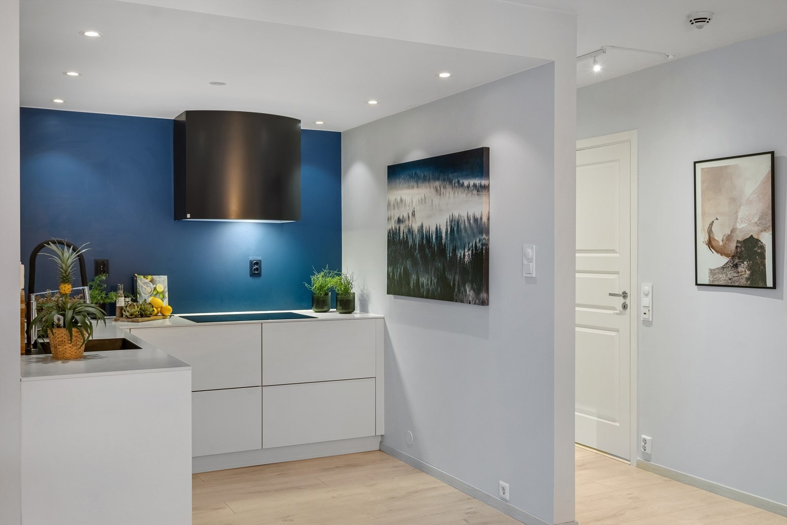 Pen kjøkkeninnredning fra 2016 med glatte fronter og benkeplate bestående av laminat. Galleribilde