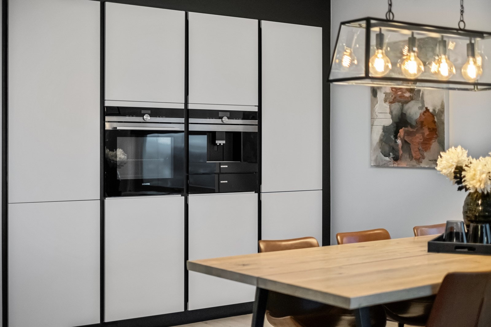 Integrerte hvitevarer som stekeovn kaffemaskin og kombiskap (kjøl/frys). Galleribilde