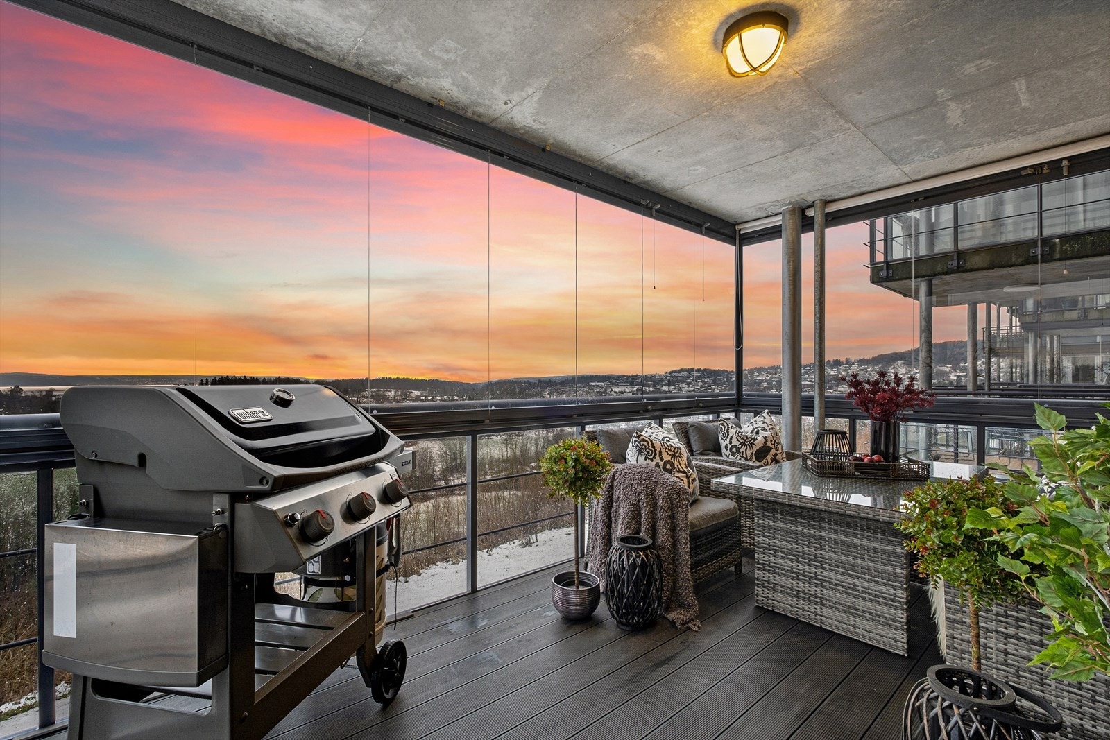 12 kvm innglasset balkong med fantastisk utsikt og god plass til ønsket innredning. Galleribilde