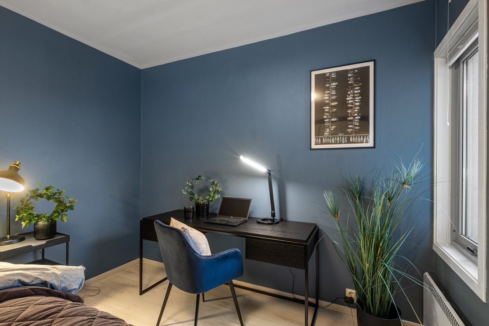 Fin plass for hjemmekontor på hovedsoverom. Galleribilde