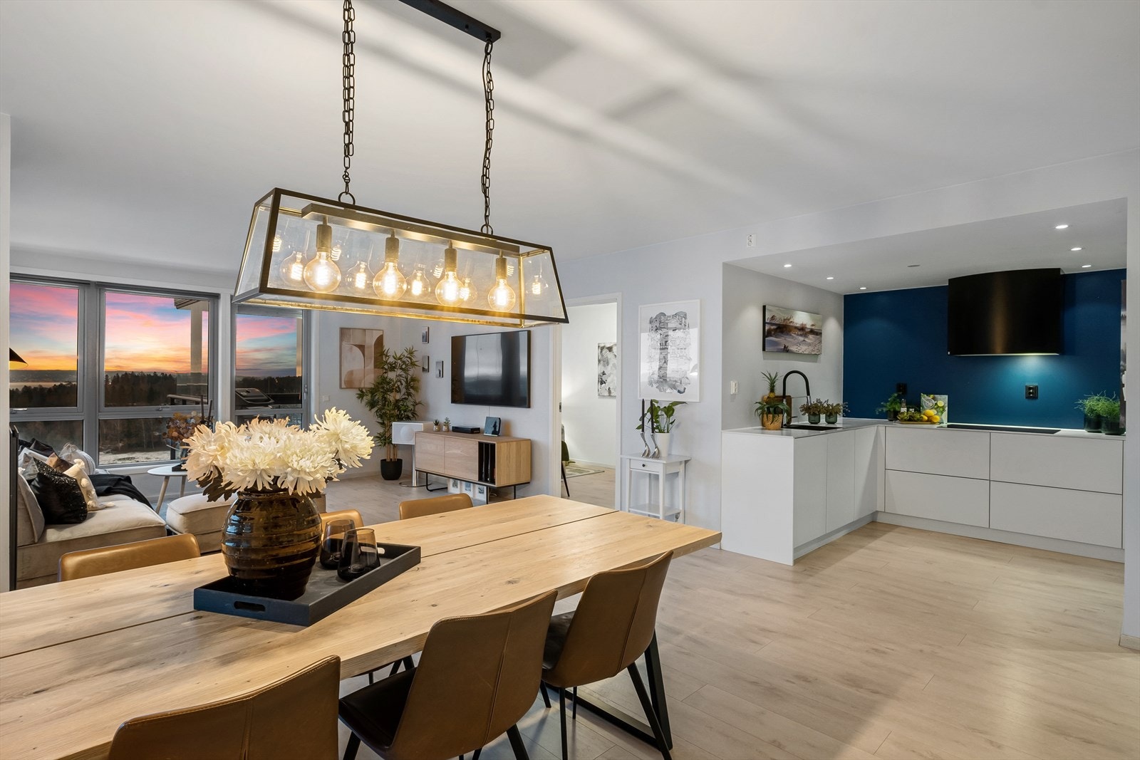 Åpen og sosial løsning på både stue og kjøkken. Galleribilde