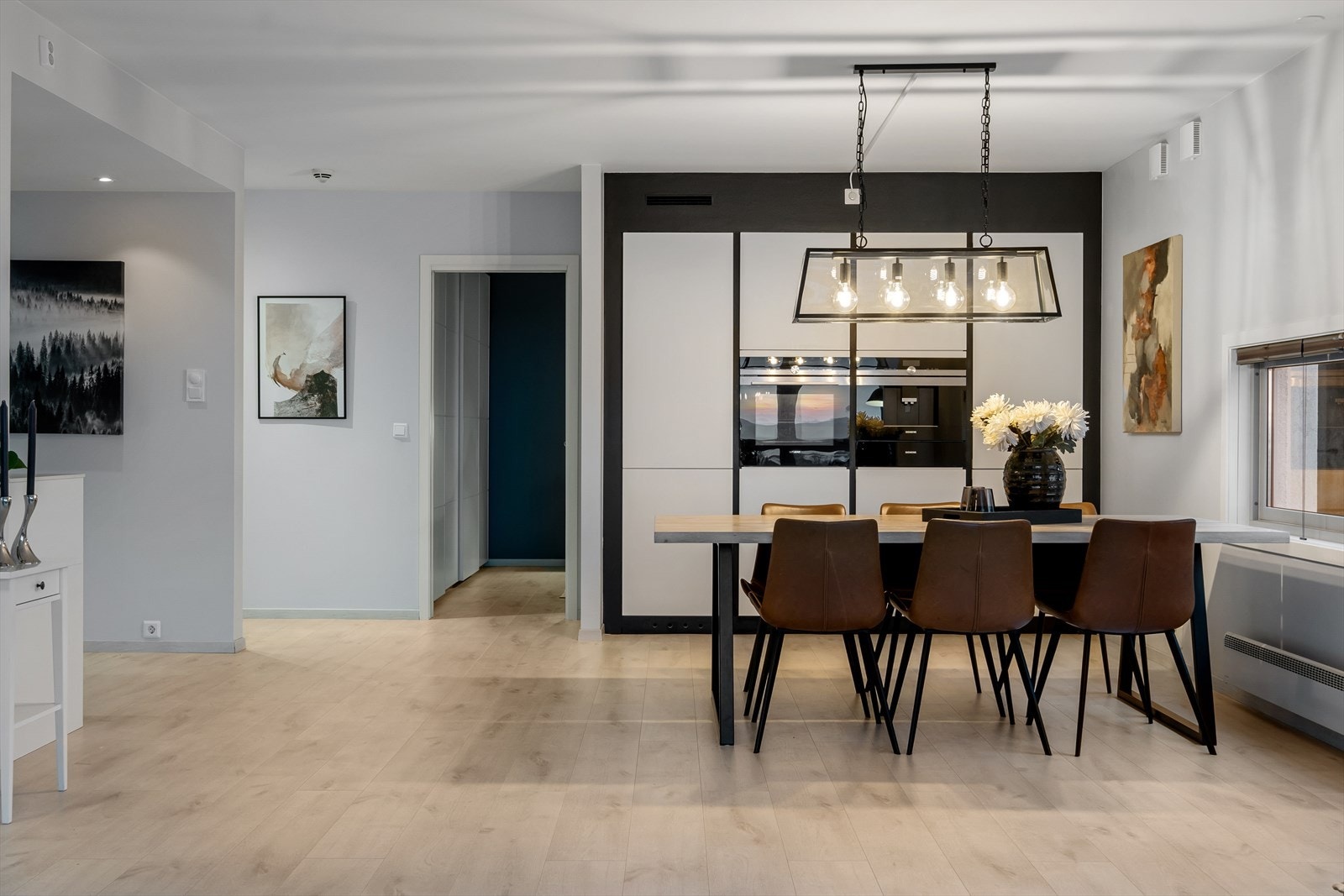 God plass til egen spisestue mellom kjøkken og stuen. Galleribilde