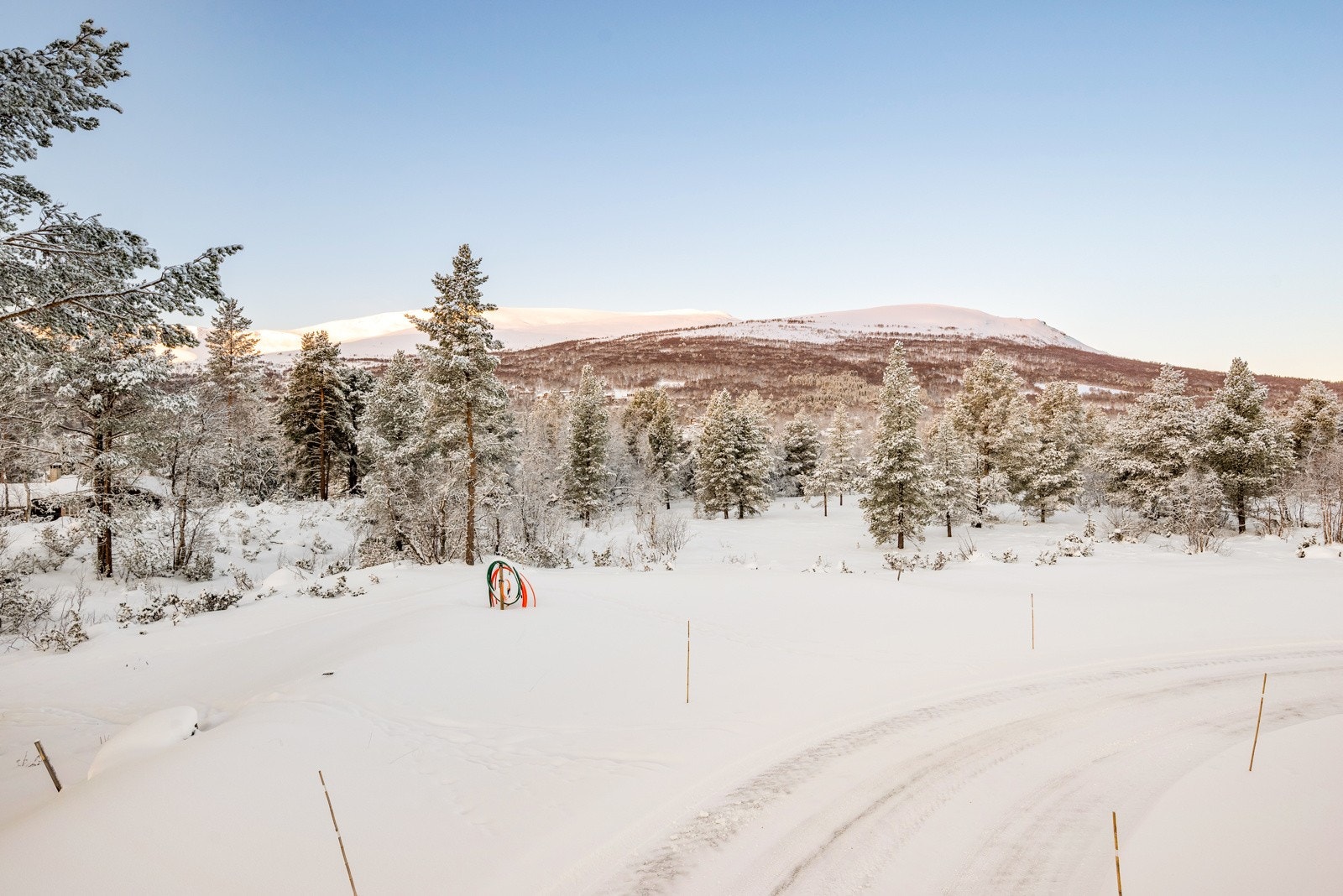 Det er i underkant 20 minutter til Oppdal sentrum, hvor man blant annet finner alpinanlegg, kulturhus med kino, basseng, restauranter mm. Galleribilde