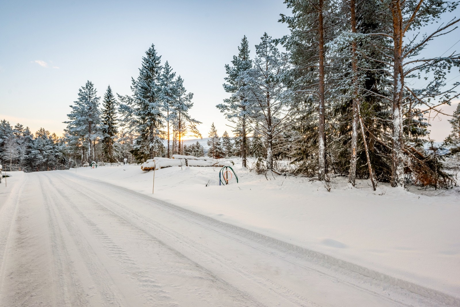 Her får du en fin kombinasjon av skog, fjell og kulturlandskap, med god avstand til naboen og med gode utviklingsmuiligheter på egen tomt. Galleribilde