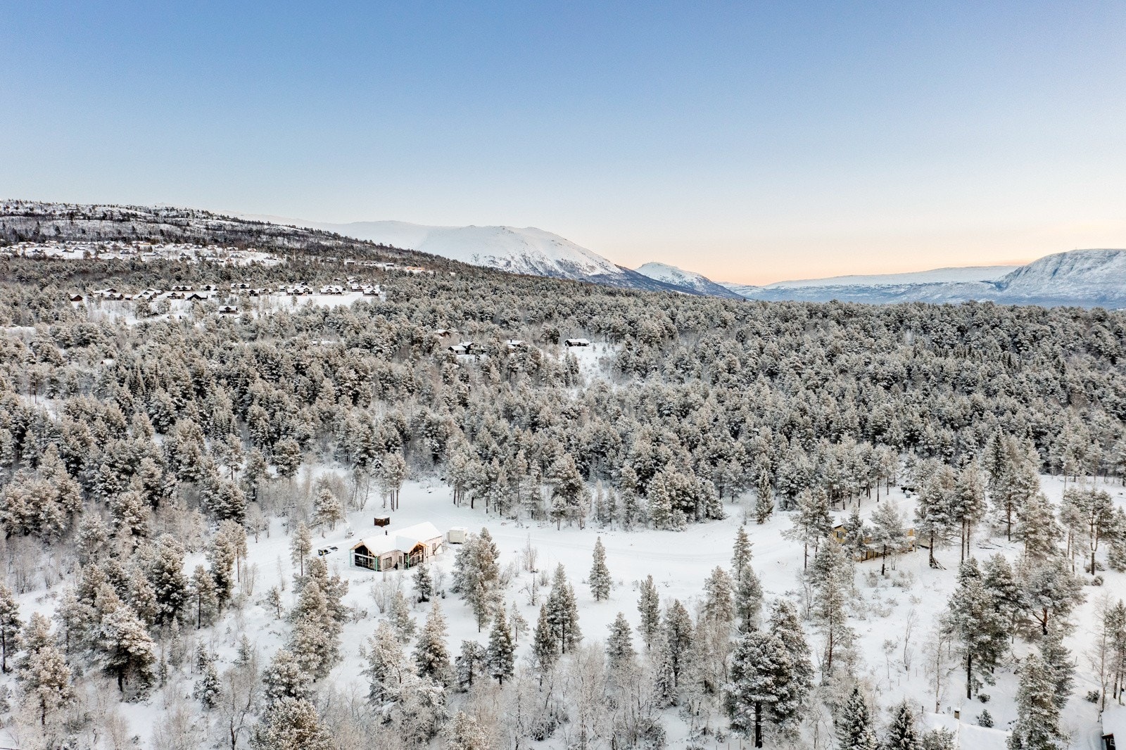 Brandhaugan ligger ved inngangen til Gjevilvassdalen, ca. 2 t 15min fra Trondheim, ca. 2 t 40 min fra Molde og ca. 2 t 45 min fra Kristiansund. Galleribilde