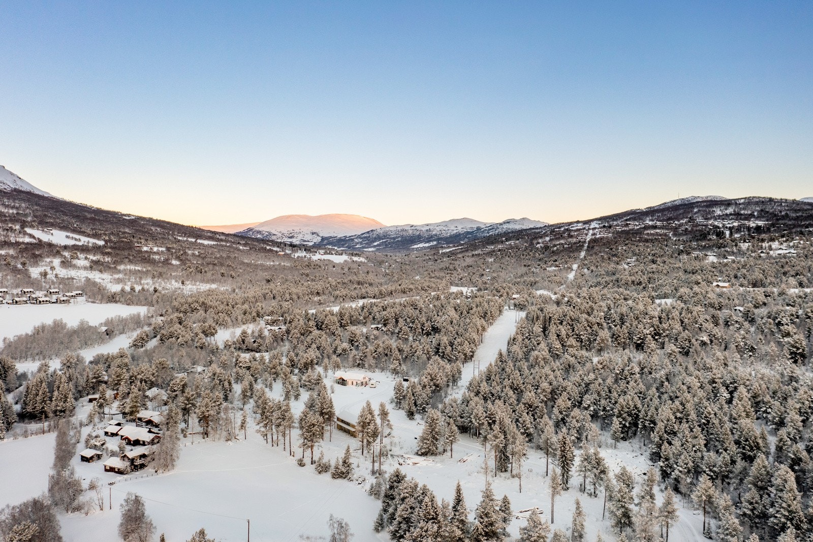 Oppdal byr på fantastiske turmuligheter både sommer og vinter, med oppkjørte skiløyper like i nærheten av tomta hele vinteren. Galleribilde