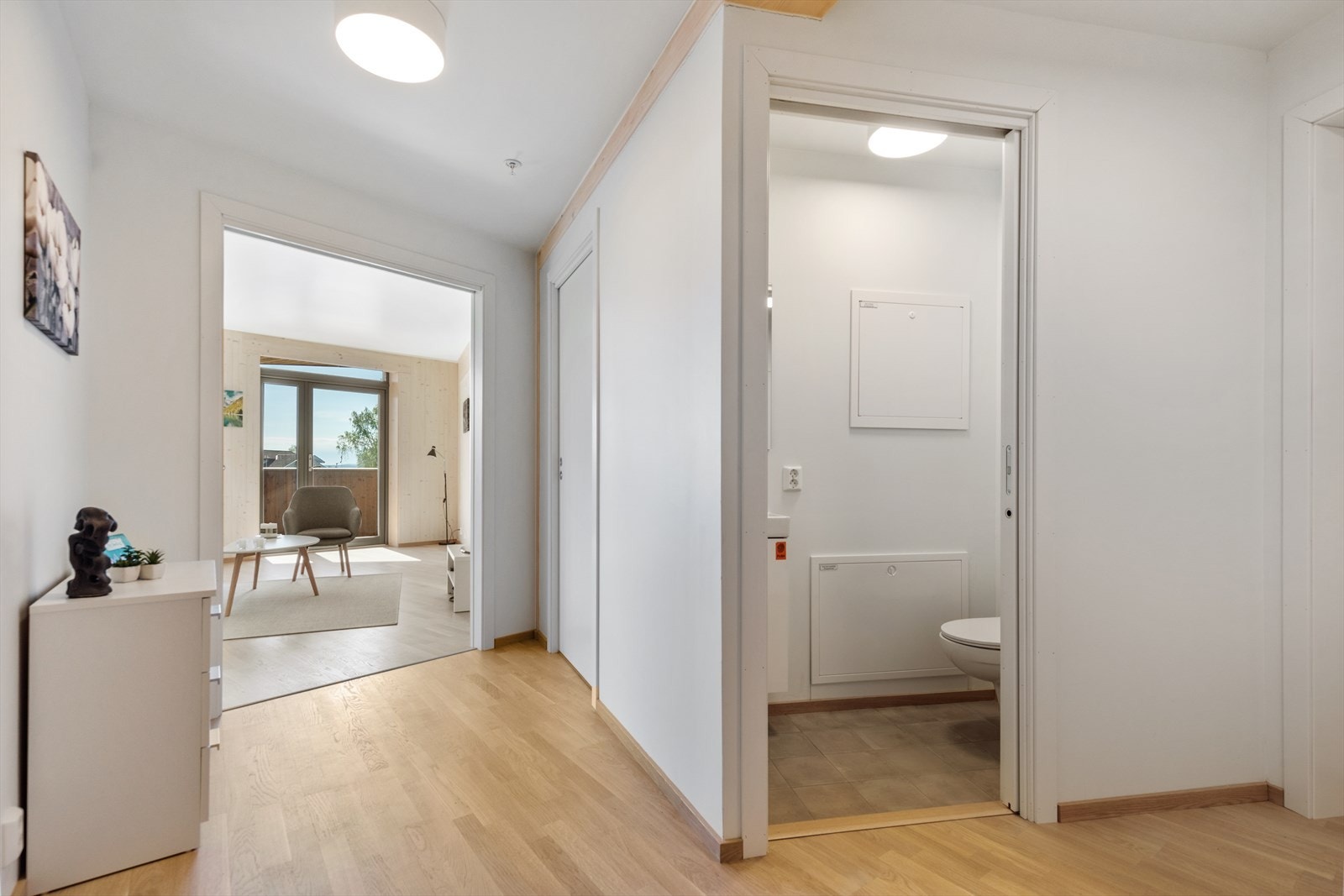 Gjestetoalett har adkomst fra gangen. Galleribilde