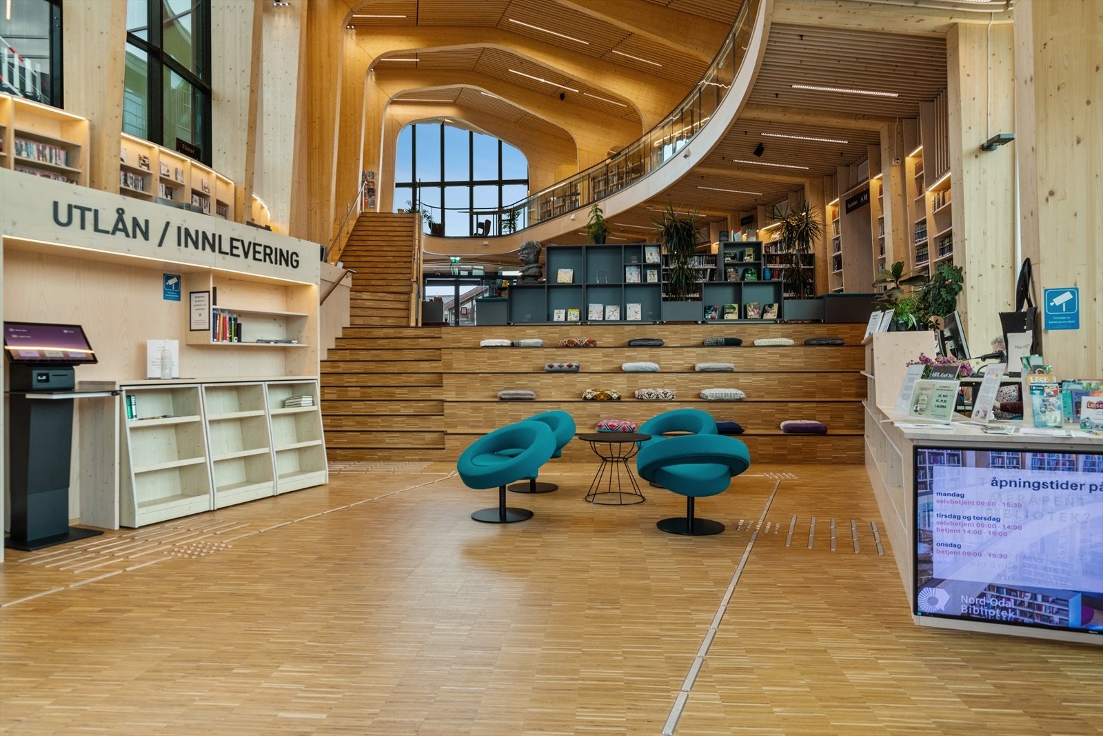 Det er bibliotek i første etasje. Galleribilde