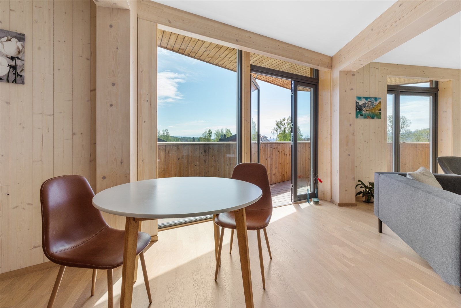 Det er plass til flere sittegrupper i stuen. Galleribilde