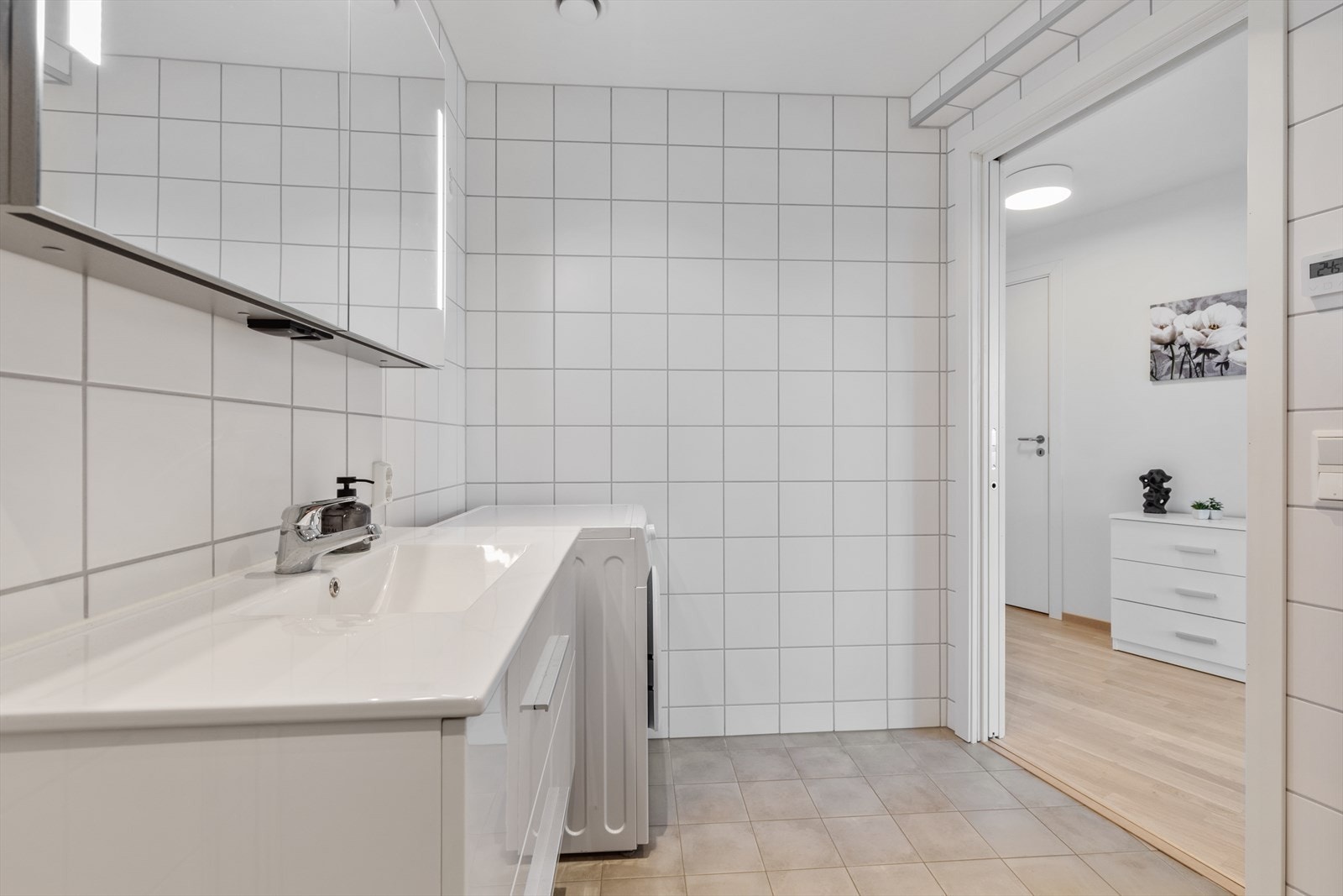 Leiligheten har både romslig bad og ekstra gjestetoalett. Galleribilde
