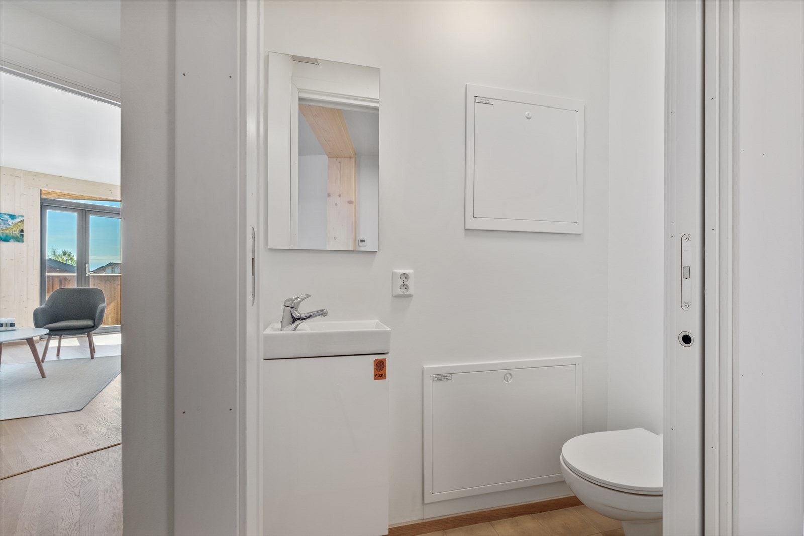 Gjestetoalett med adkomst fra gangen. Galleribilde