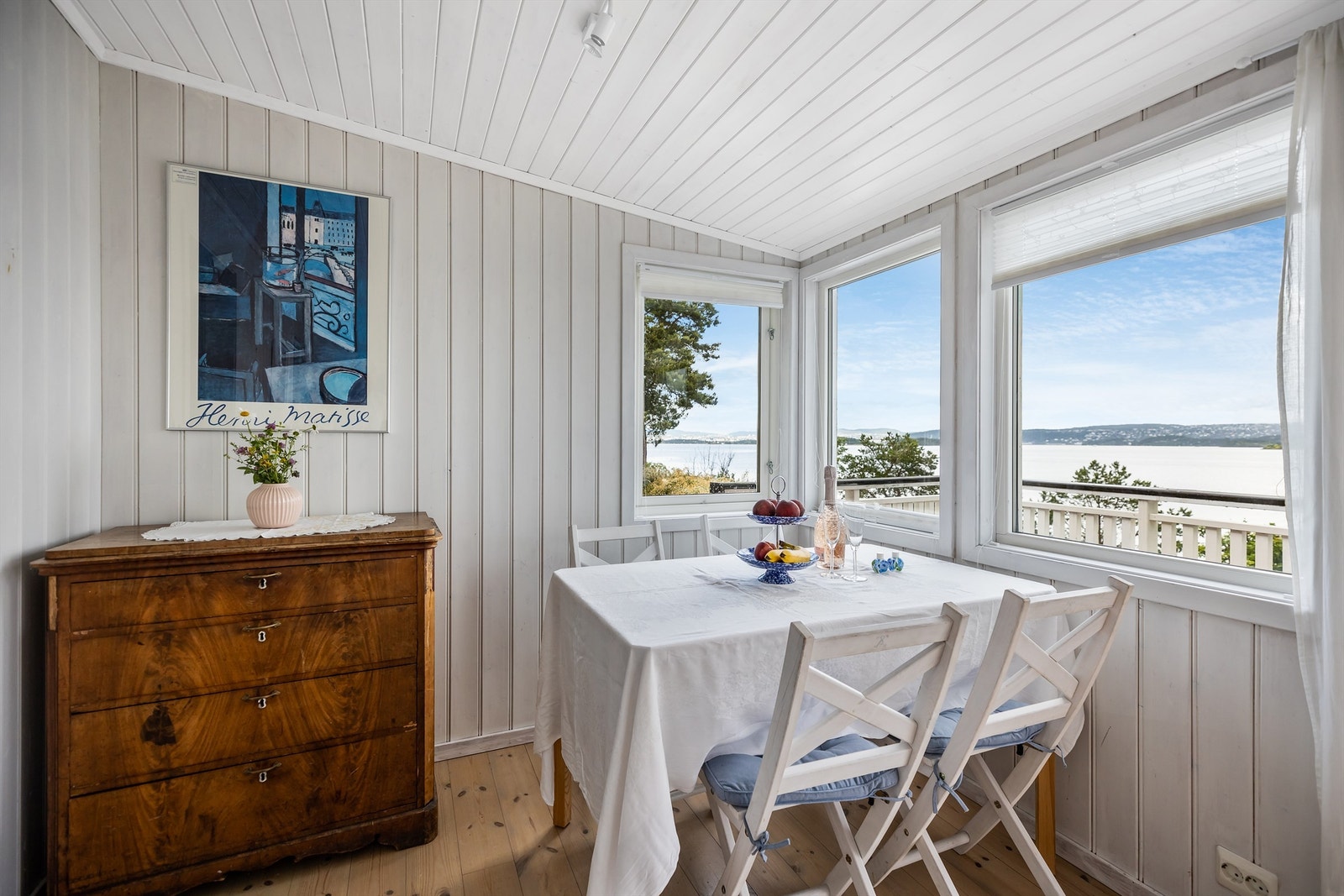 Koselig stue med flott fjordutsikt. Her er det plass til sittegruppe og spiseplass. Galleribilde