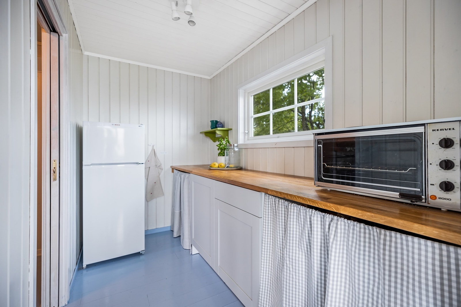 Enkelt hyttekjøkken med Ikea innredning Galleribilde