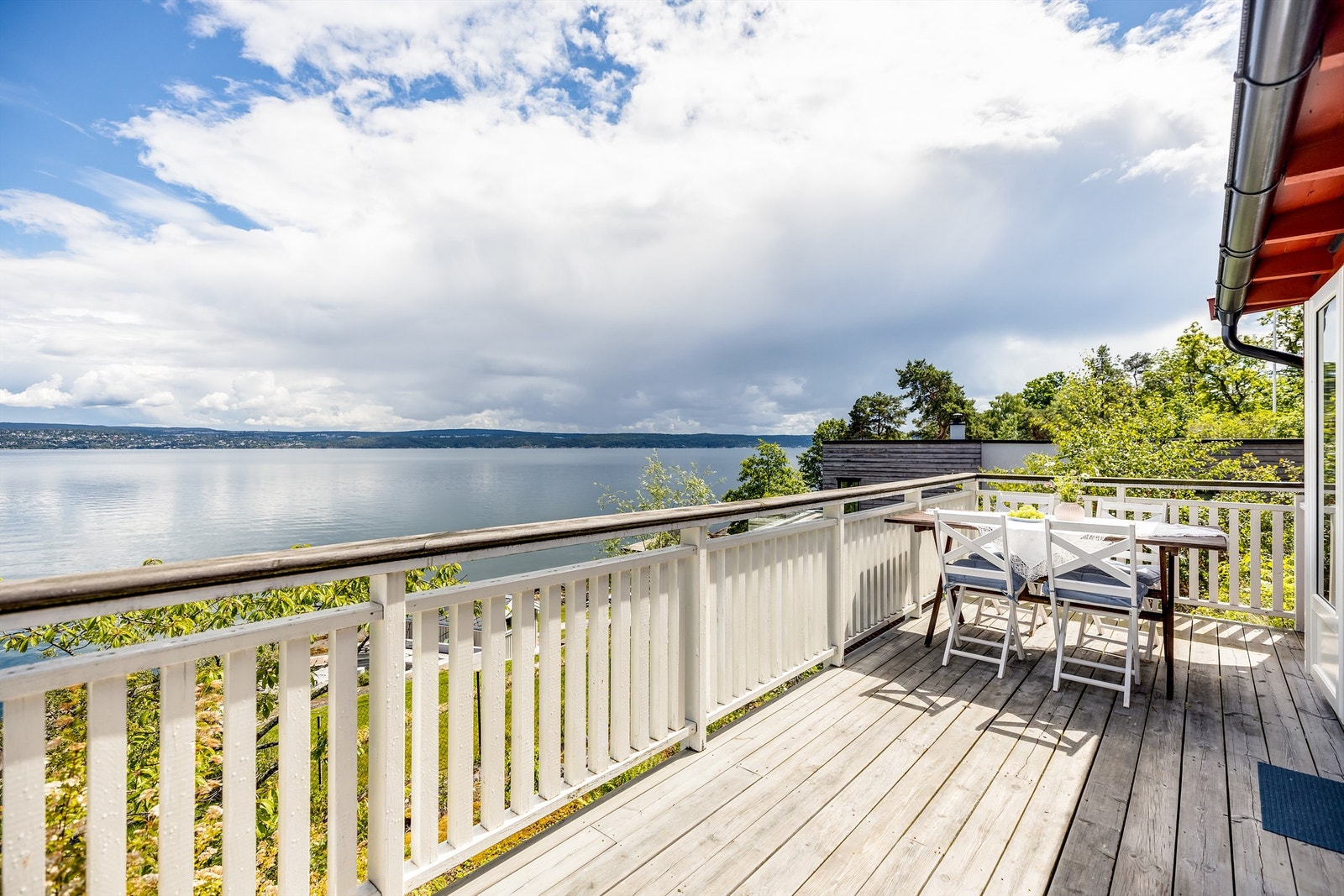 Utgang fra stuen til øst-vendt terrasse på ca. 12 kvm. Galleribilde