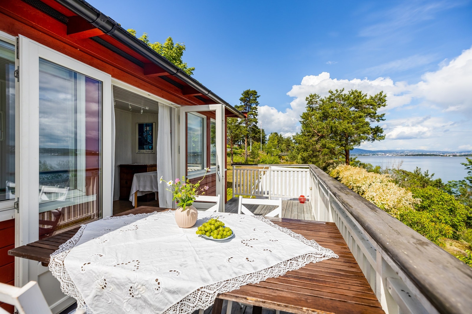 Terrasse med god plass til utemøbler Galleribilde