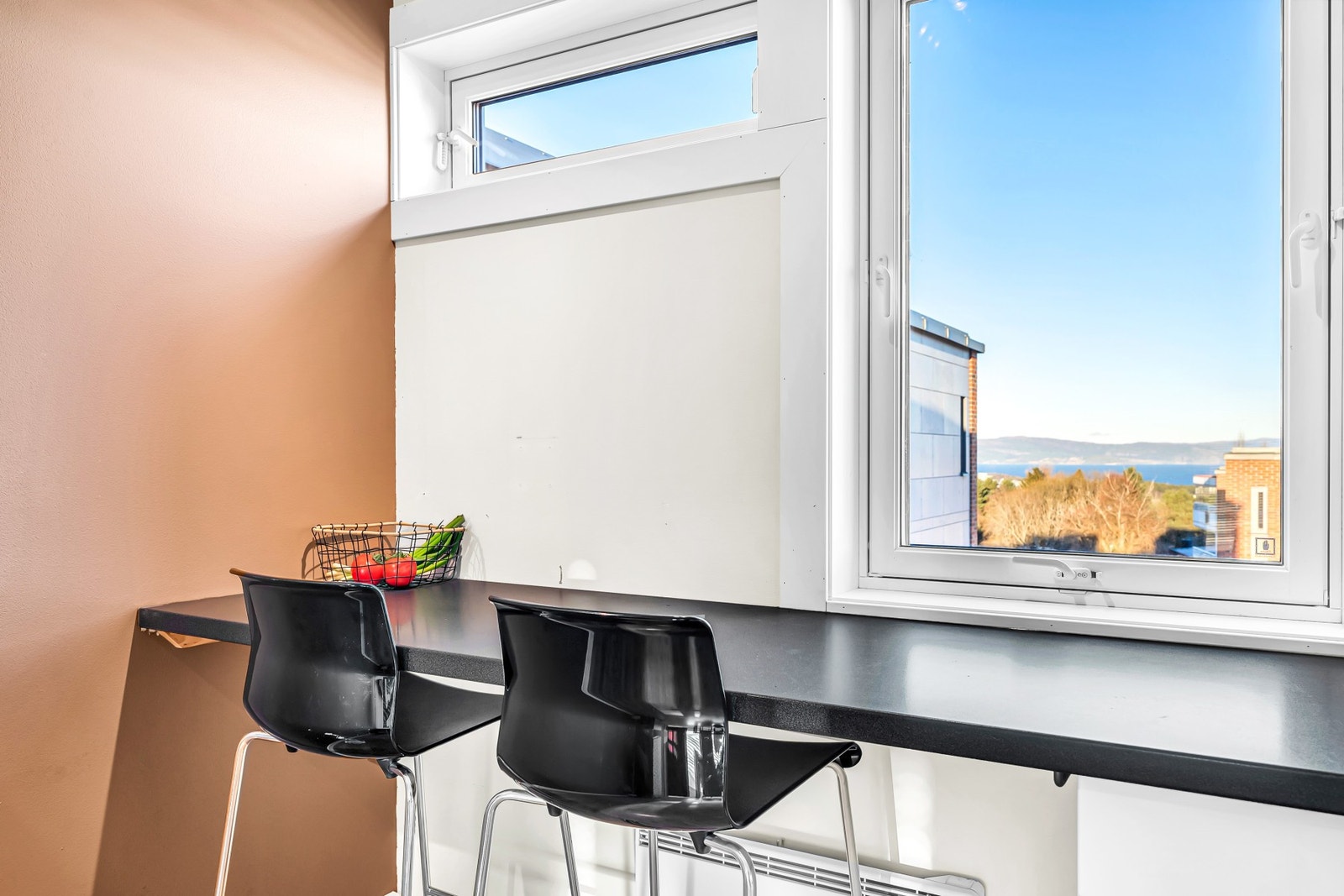 Herfra har man en fin utsikt mot fjorden. Galleribilde