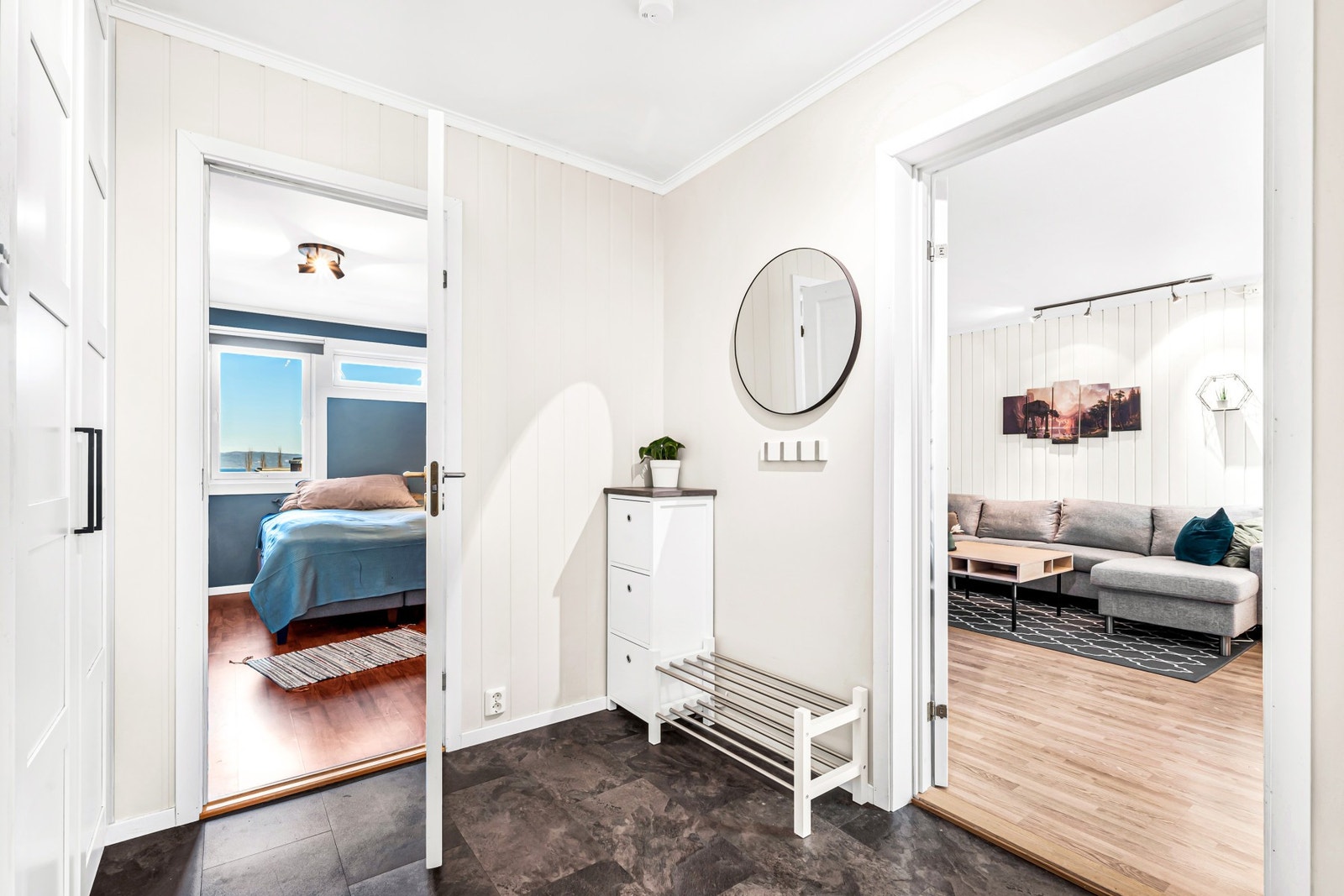 Boligens entré er på ca. 5,5 kvm. Garderobeskap til venstre i bildet. Galleribilde