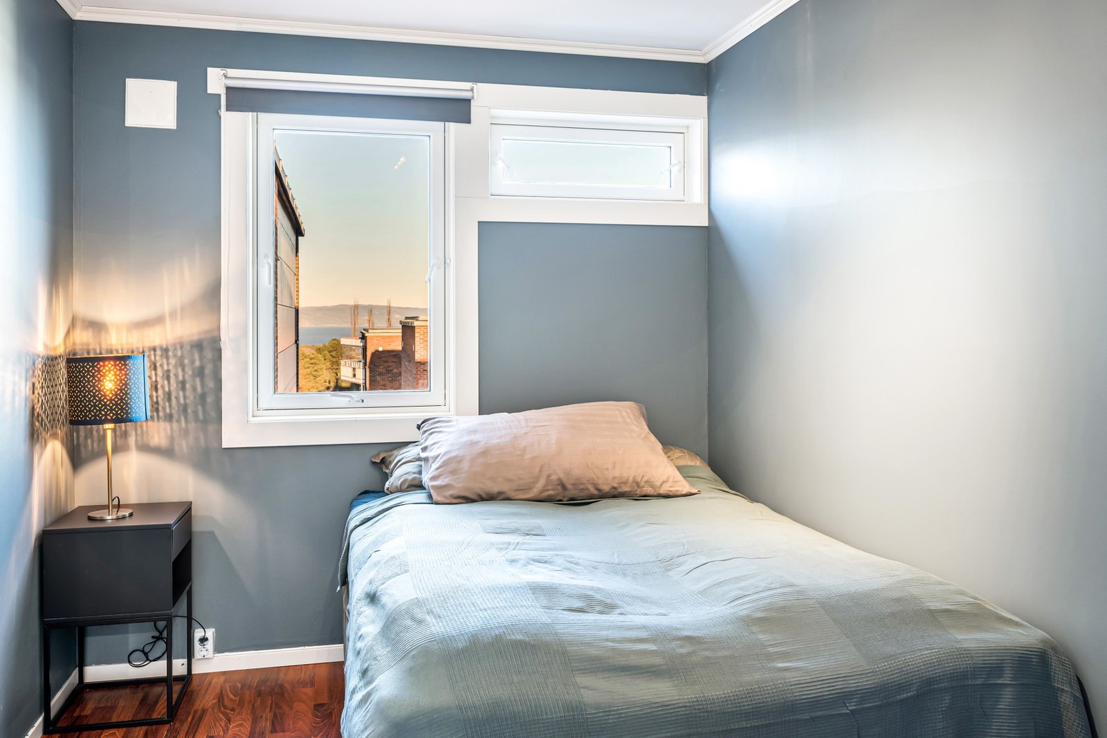 Leilighetens soverom er på ca. 10 kvm og er malt i en behagelig fargetone. God plass til både dobbeltseng og garderobeskap. Galleribilde