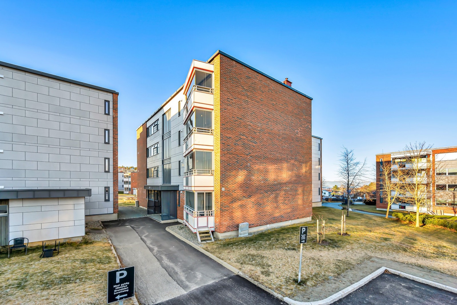 Fasade. Bygget ble utvendig renovert i 2019/20 med etterisolering, nye vinduer, drenering og mye mer. Galleribilde