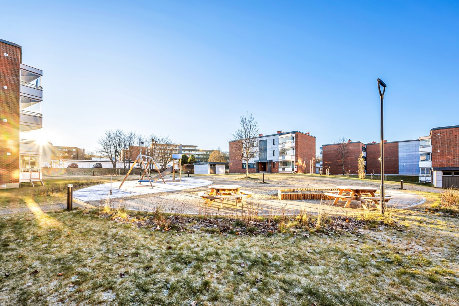 Det er rikelig med pent opparbeidede uteområder i Brundalen, samt kort avstand til flere turstier og rekreasjonsområder. Galleribilde