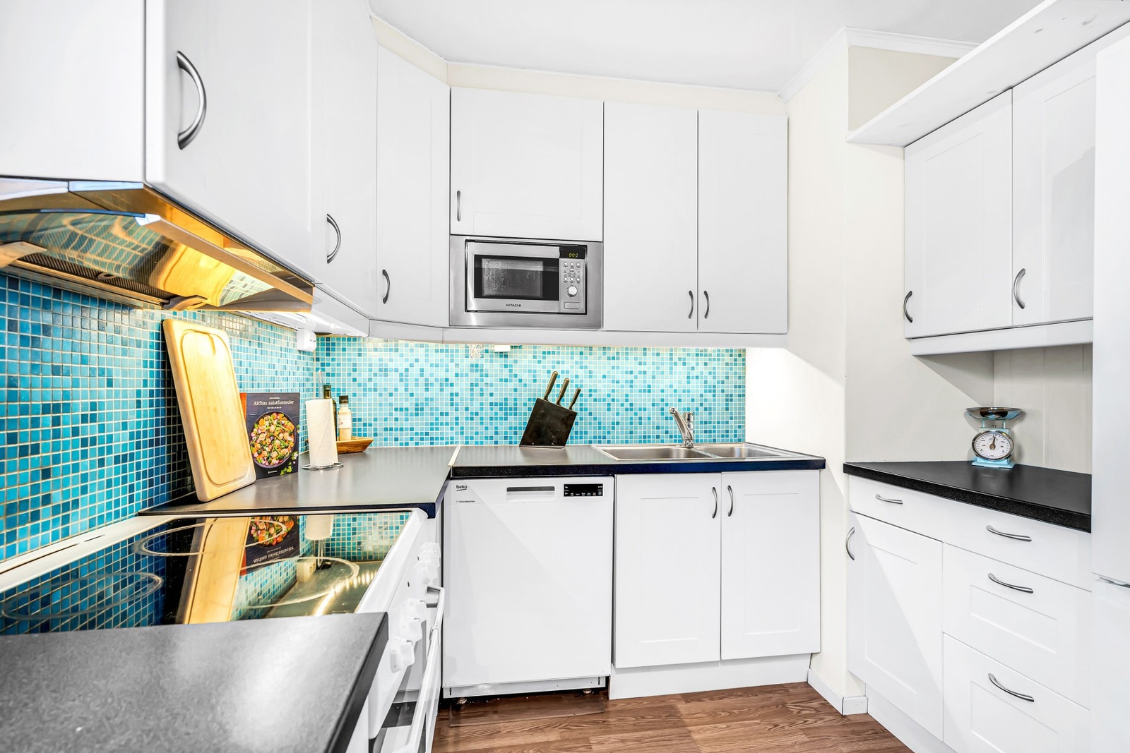 Kjøkkenet er fra 2010 og har godt med skap- og benkeplass. Galleribilde