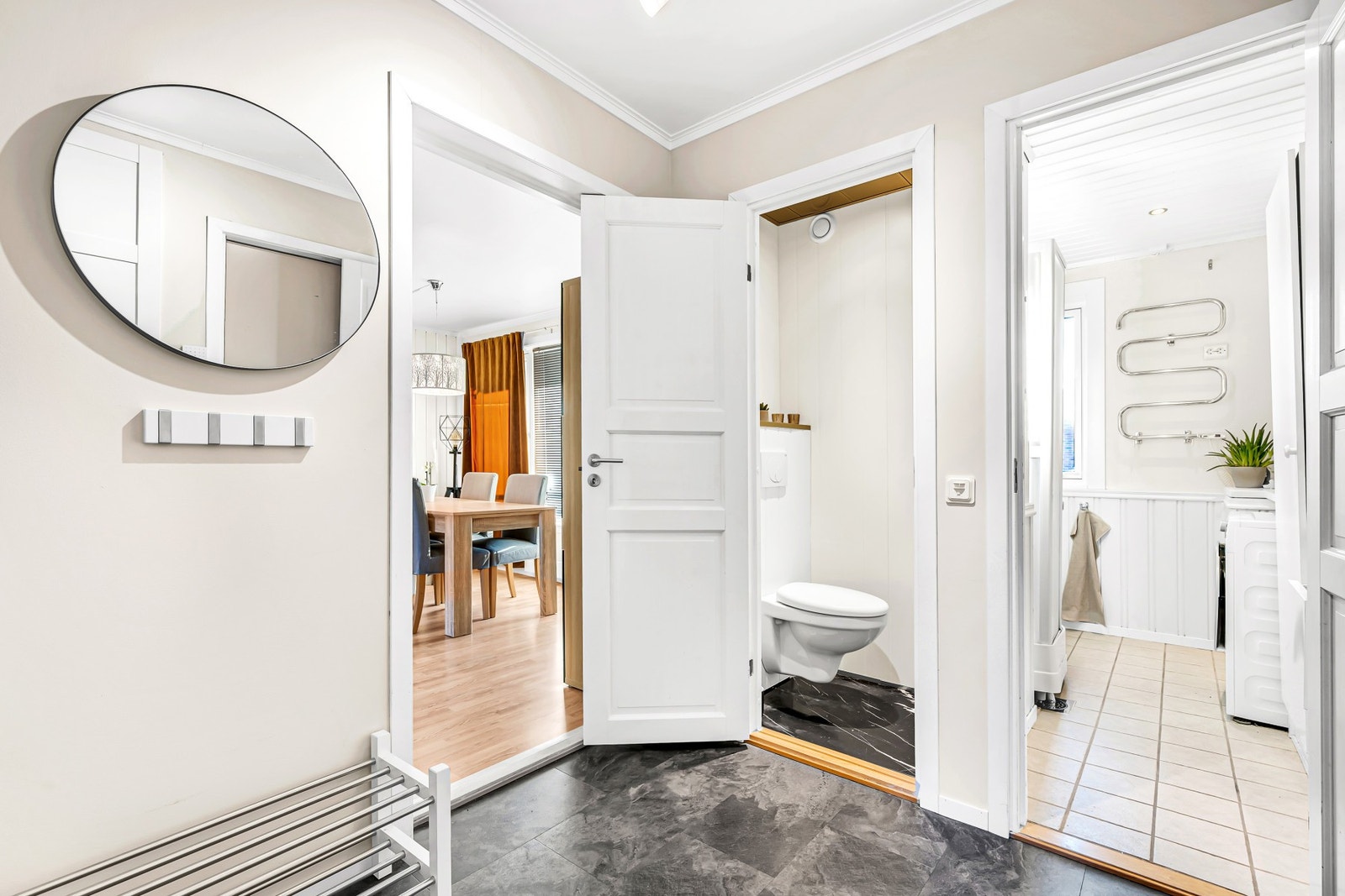 Entré sett mot separat toalettrom og bad. Sikringsskap med automatsikringer er lokalisert i fellesgang utenfor ytterdør. Galleribilde