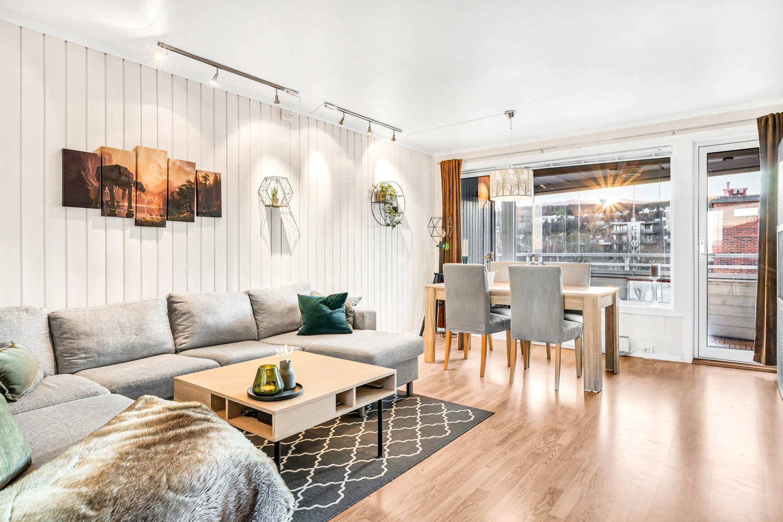 Store vindusflater gir et godt lysinnslipp, og sammen med beliggenhet i byggets øverste etasje bidrar dette til en lett og luftig atmosfære. Galleribilde