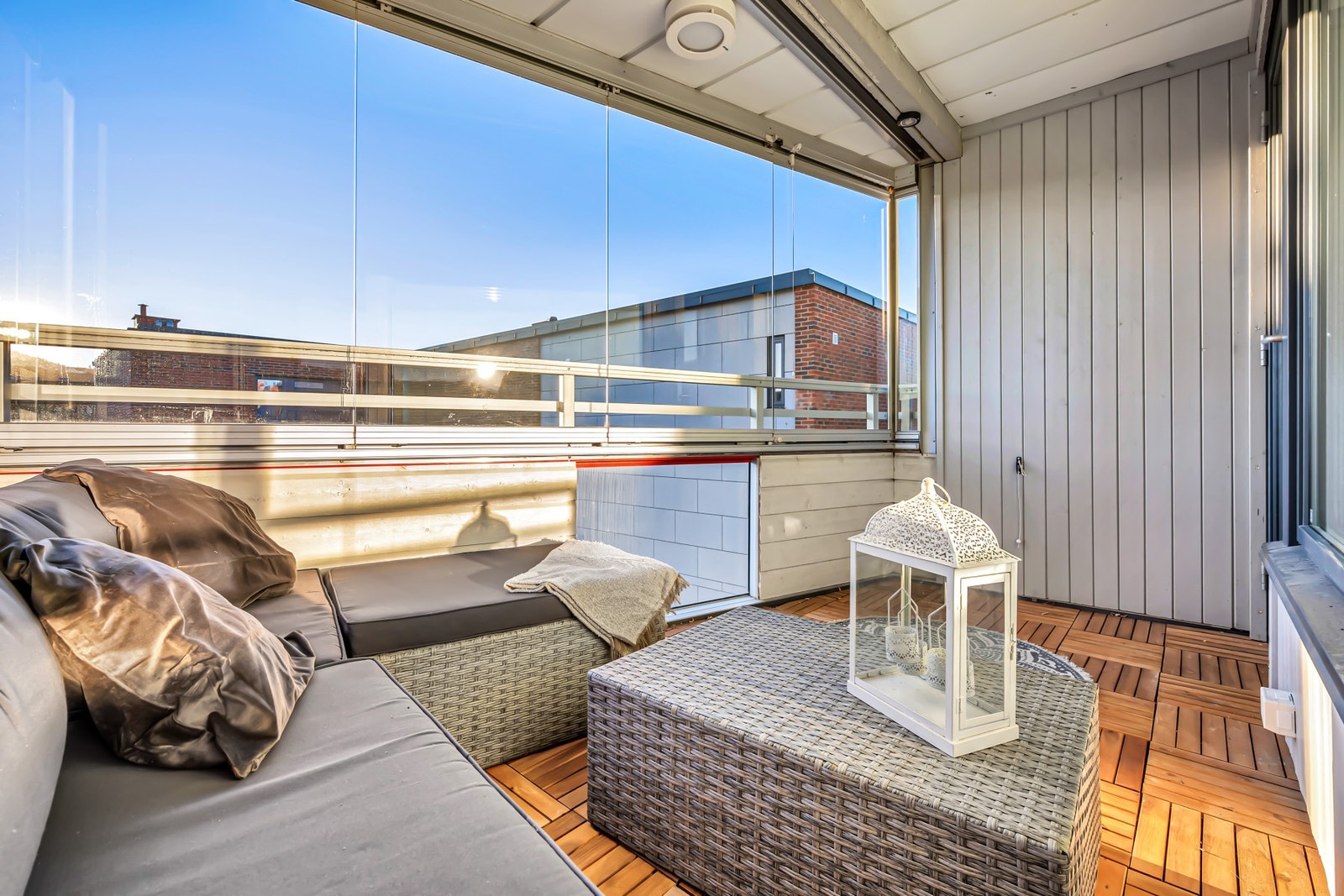 Balkongen er innglasset slik at man forlenger sesongen betraktelig - og den kan også åpnes helt opp når sola steker. Galleribilde