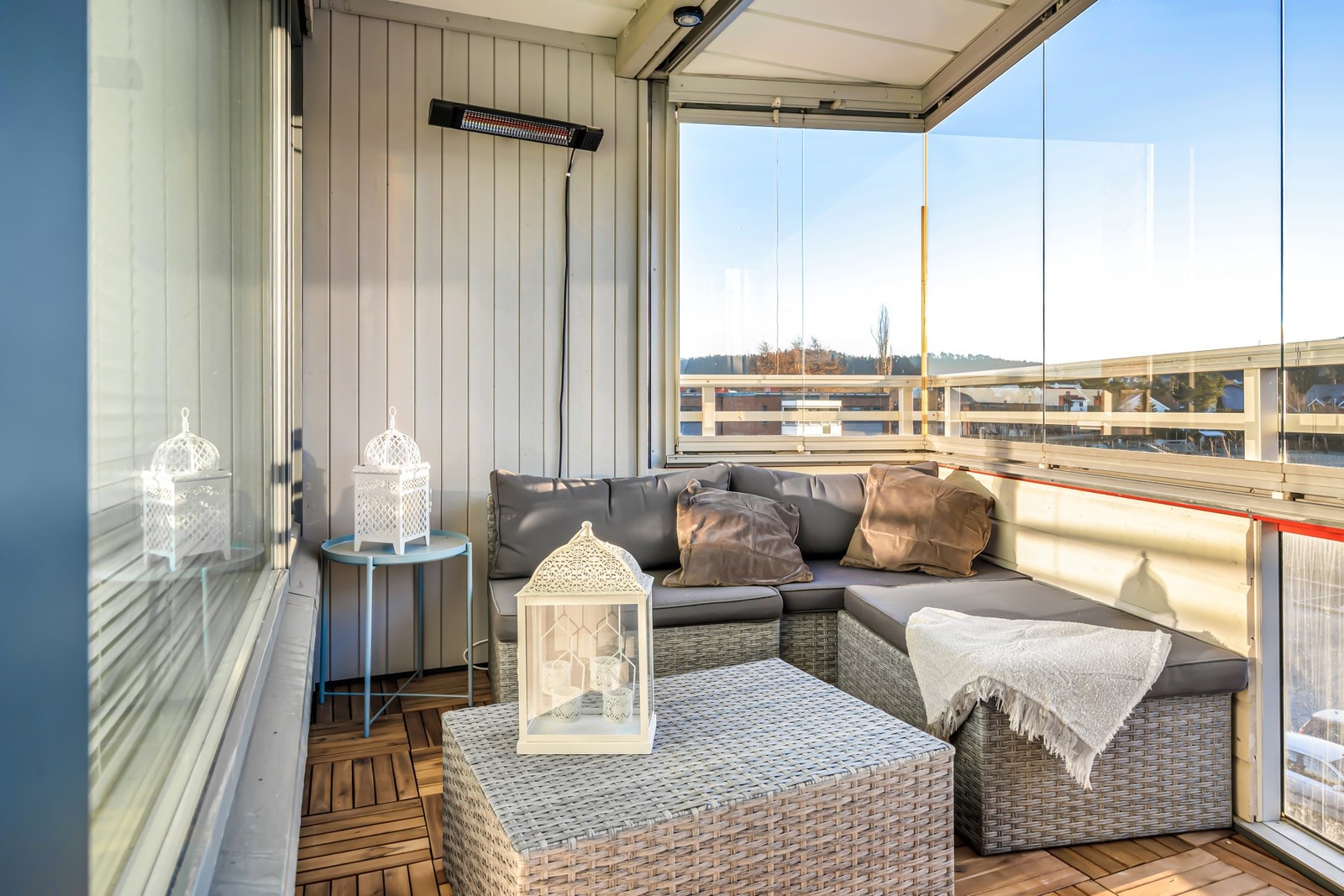 Balkongen er sørvendt, og solen nyter man fra ca. kl. 10:00 til 19:00 på sommerstid. God plass til utemøblement. Galleribilde