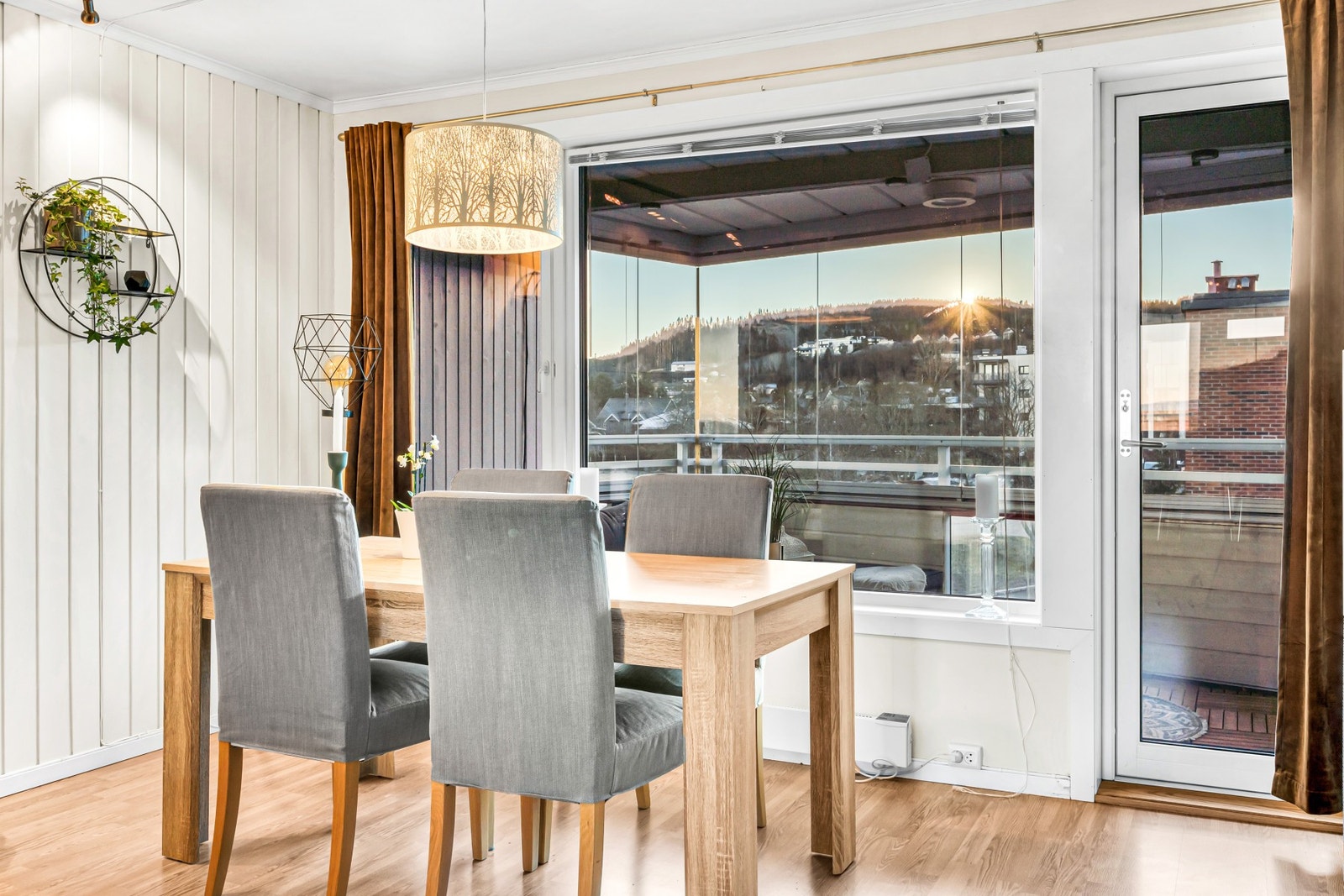 Fra stua er det utgang til usjenert balkong. Galleribilde