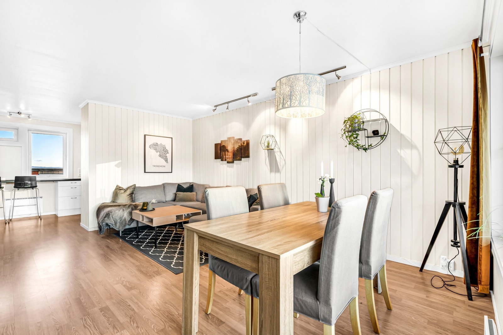 Stue og kjøkken er på i overkant av 30 kvm, og man har god plass til både sofagruppe og spisebord. Fint gjennomlys i rommet. Galleribilde